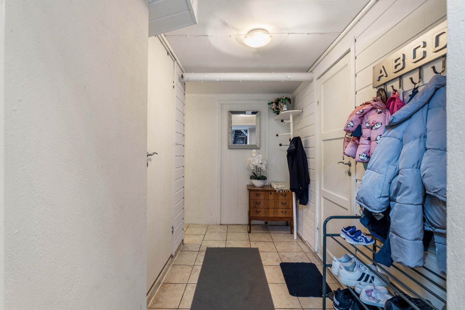 Entréen i underetasjen har plass til yttertøy og sko. Galleribilde
