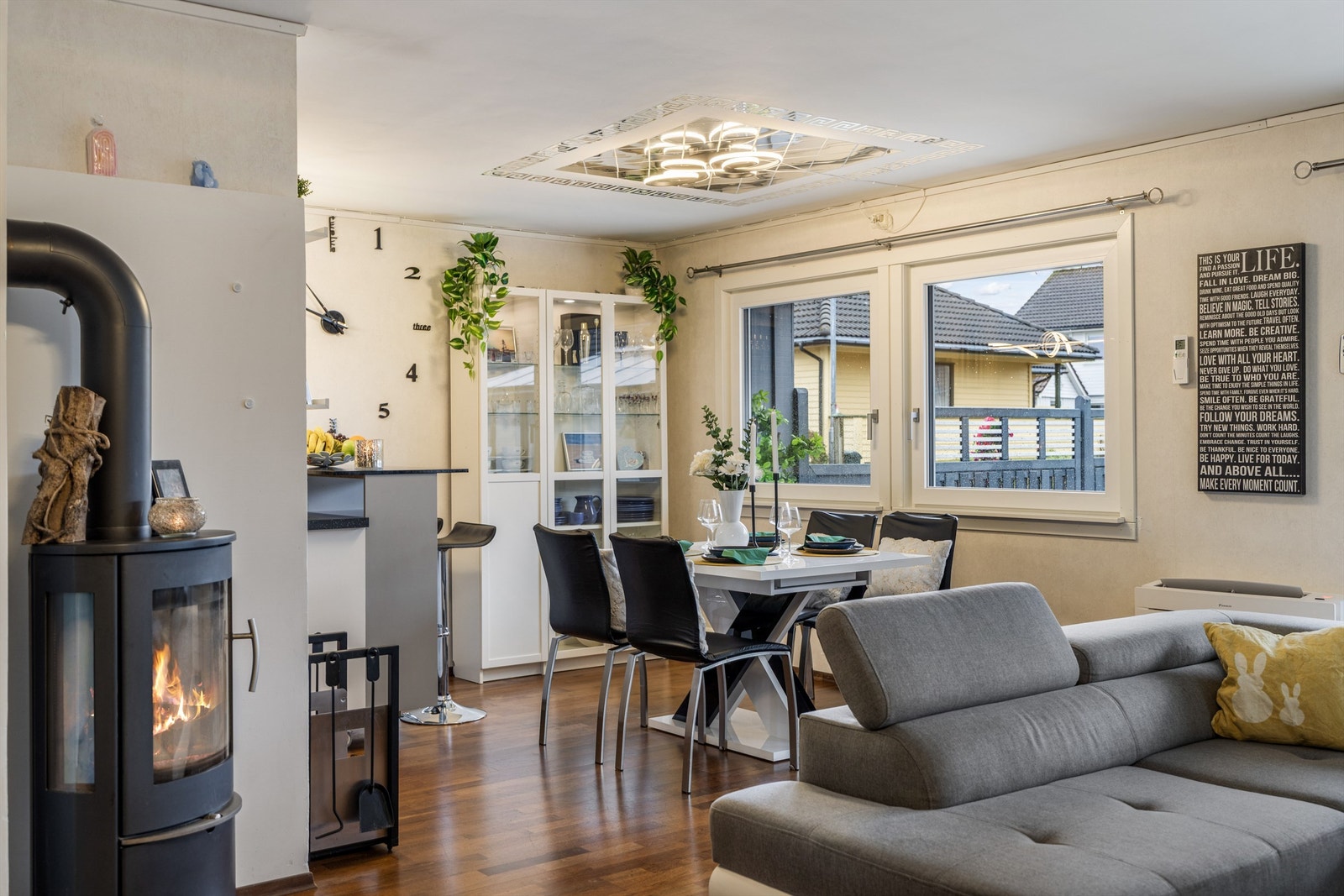 Ildstedet gir en lun atmosfære, supplert av varmepumpe installert i 2024. Galleribilde