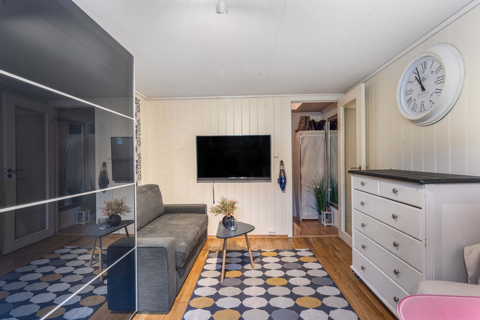 Dette rommet i underetasjen er innredet som en TV-stue, med garderobeskap for oppbevaring. På godkjente tegninger er rommet merket som sport. Galleribilde