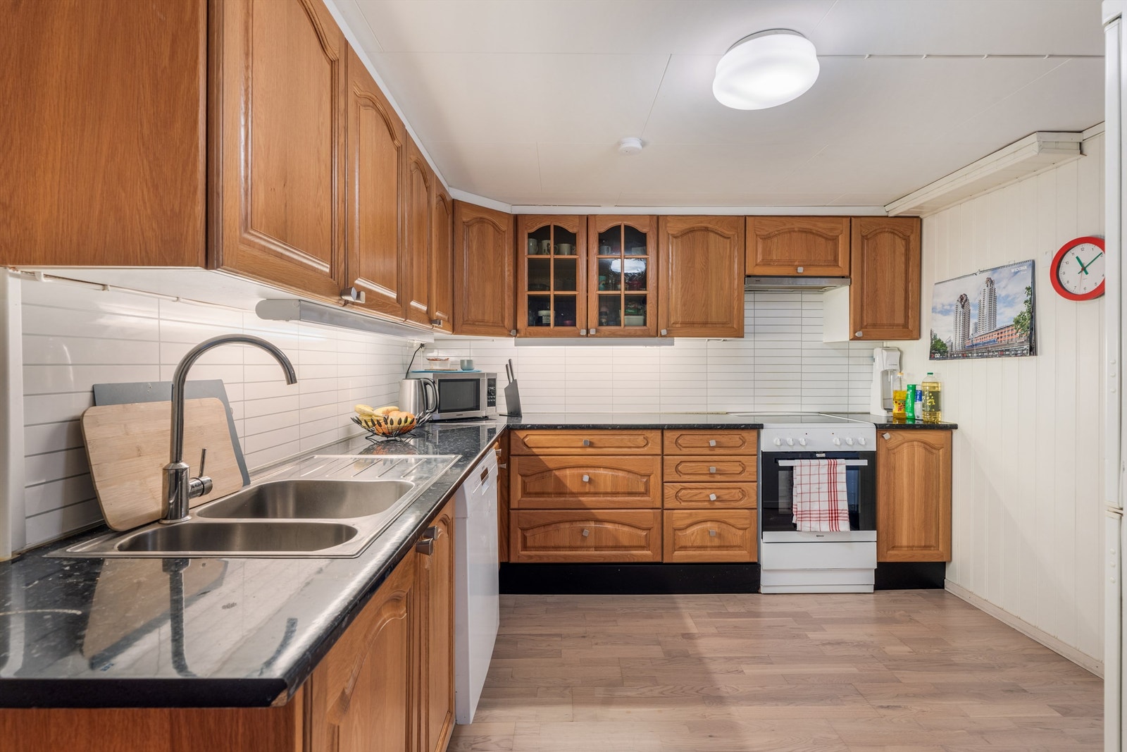 Funksjonelt kjøkken i underetasjen med profilerte fronter og laminert benkeplate. Rommet er godkjent som matbod. Galleribilde