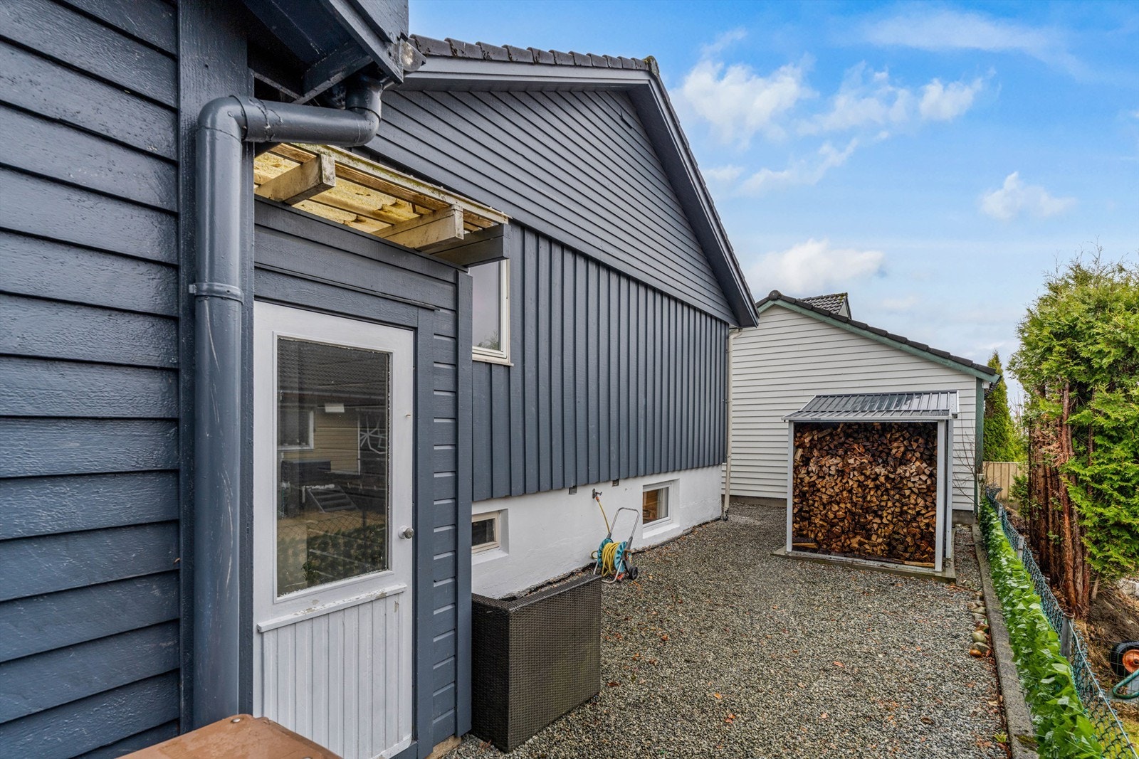 Praktisk lagringsplass for ved på siden av huset. Galleribilde