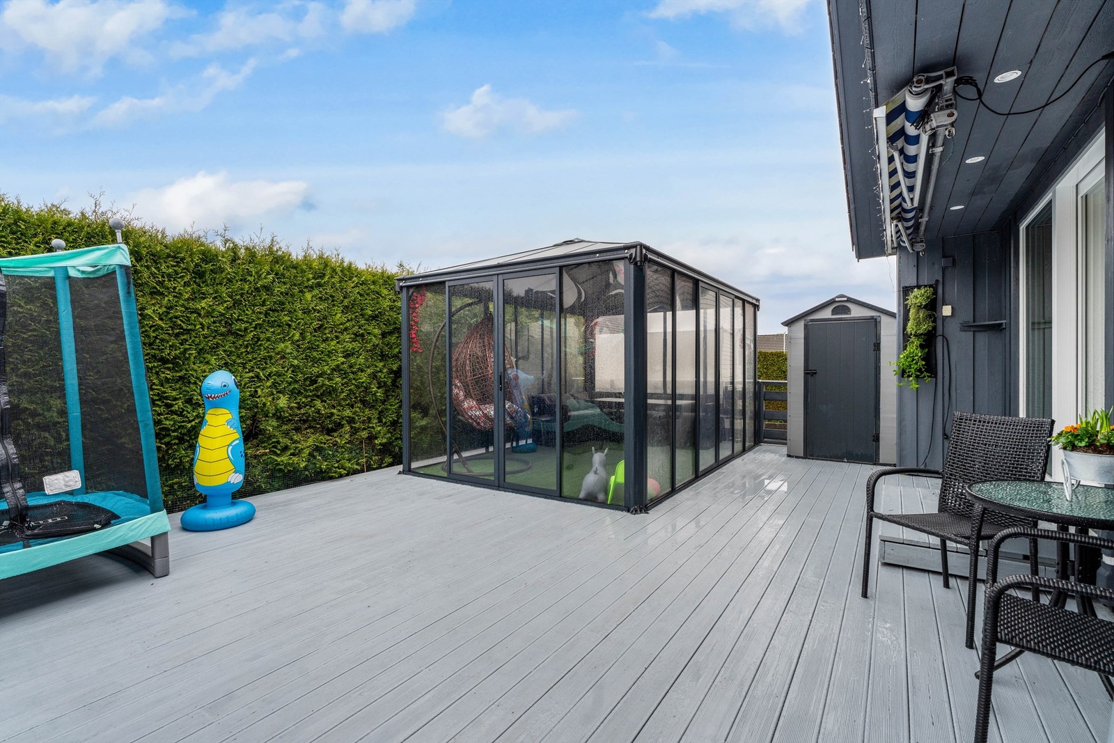 Uteområdet ble oppgradert i 2024 med en ny hagestue på 12 m² og en praktisk, nybygget bod. Galleribilde