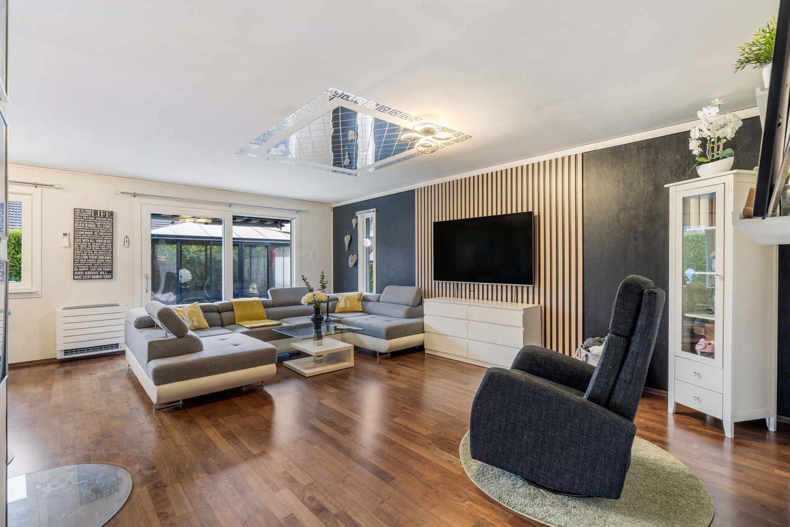 Romslig stue, med ny skyvedør fra 2025 som åpner opp mot terrassen og uteområdet. Galleribilde