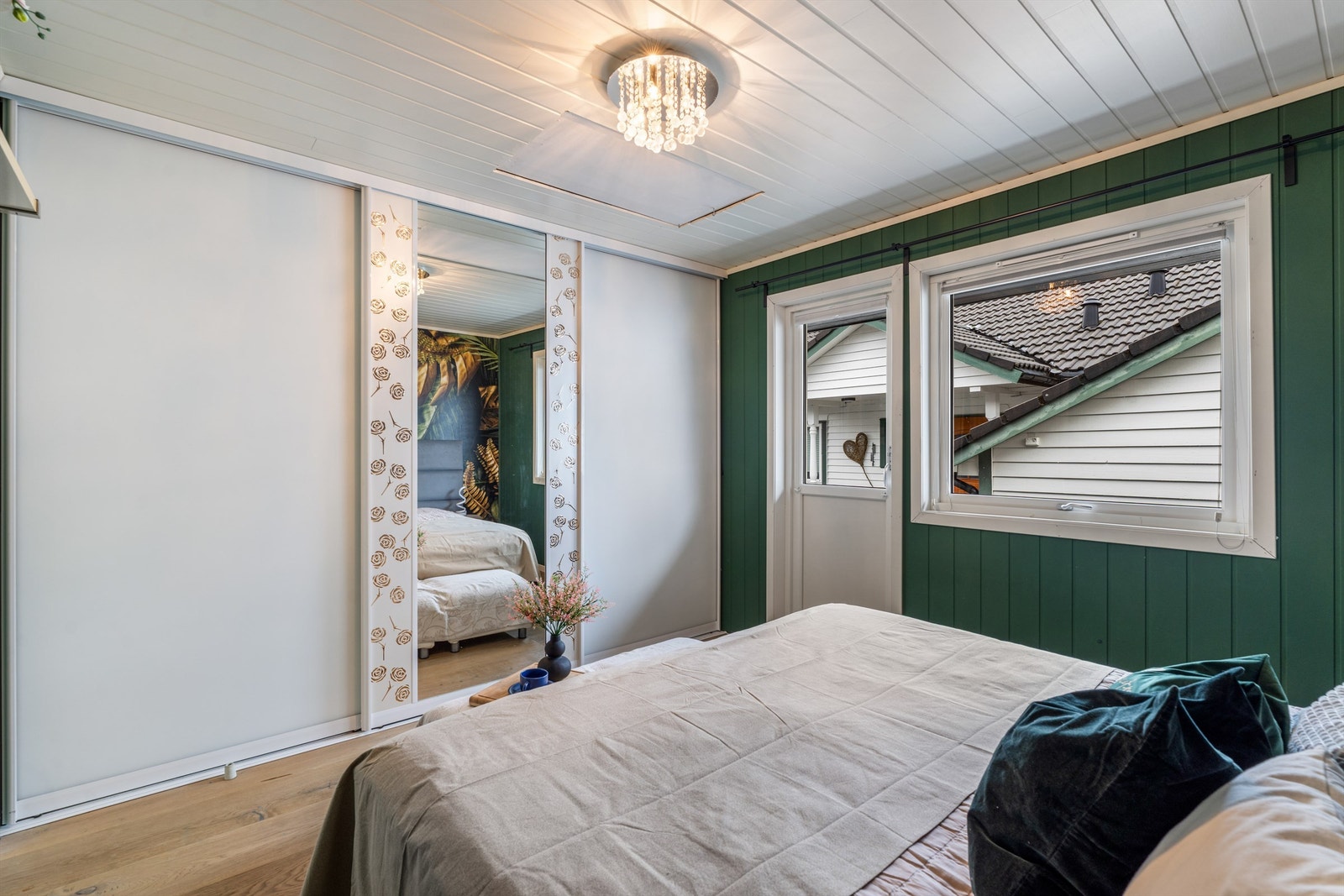 Skyvedørsgarderobe med speilfronter gir rikelig med oppbevaringsplass. Galleribilde