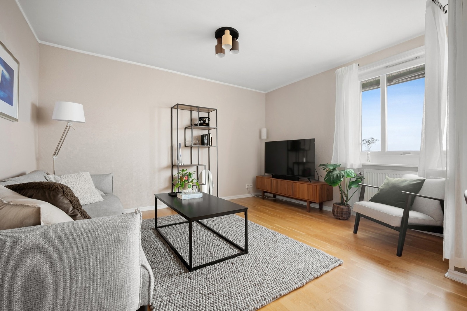 Leiligheten er oppvarmet med vannbåren varme via radiatorer som er inkludert i fellesutgiftene Galleribilde