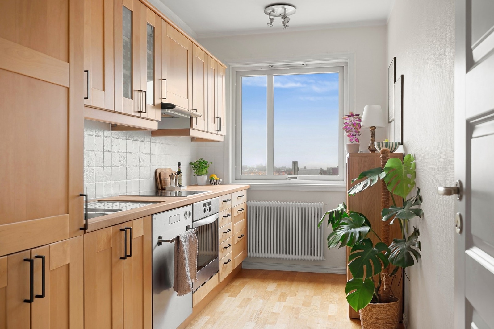 Separat kjøkken med innredning fra Ikea Galleribilde