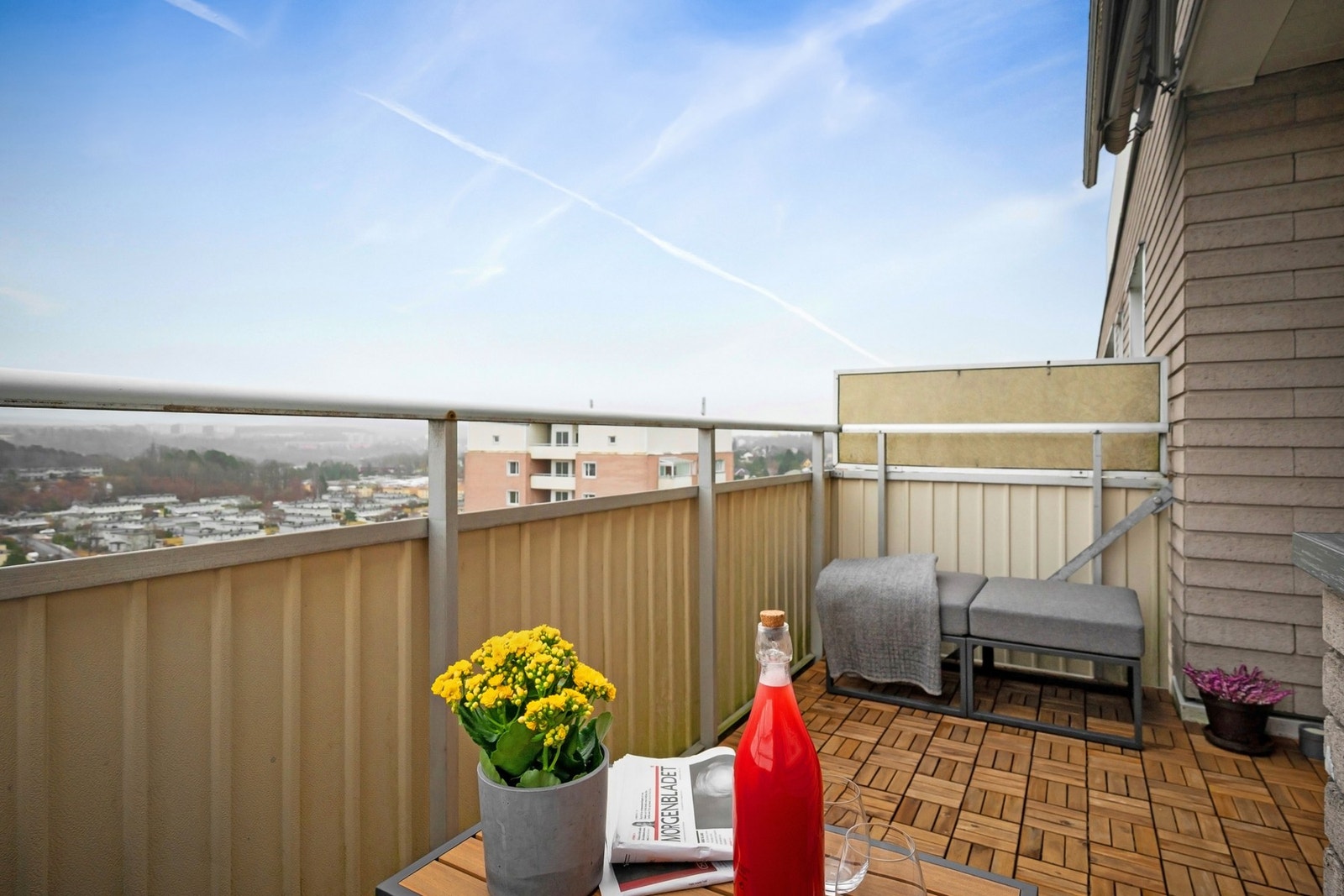 Hyggelig balkong med morgen- og formiddagssol Galleribilde