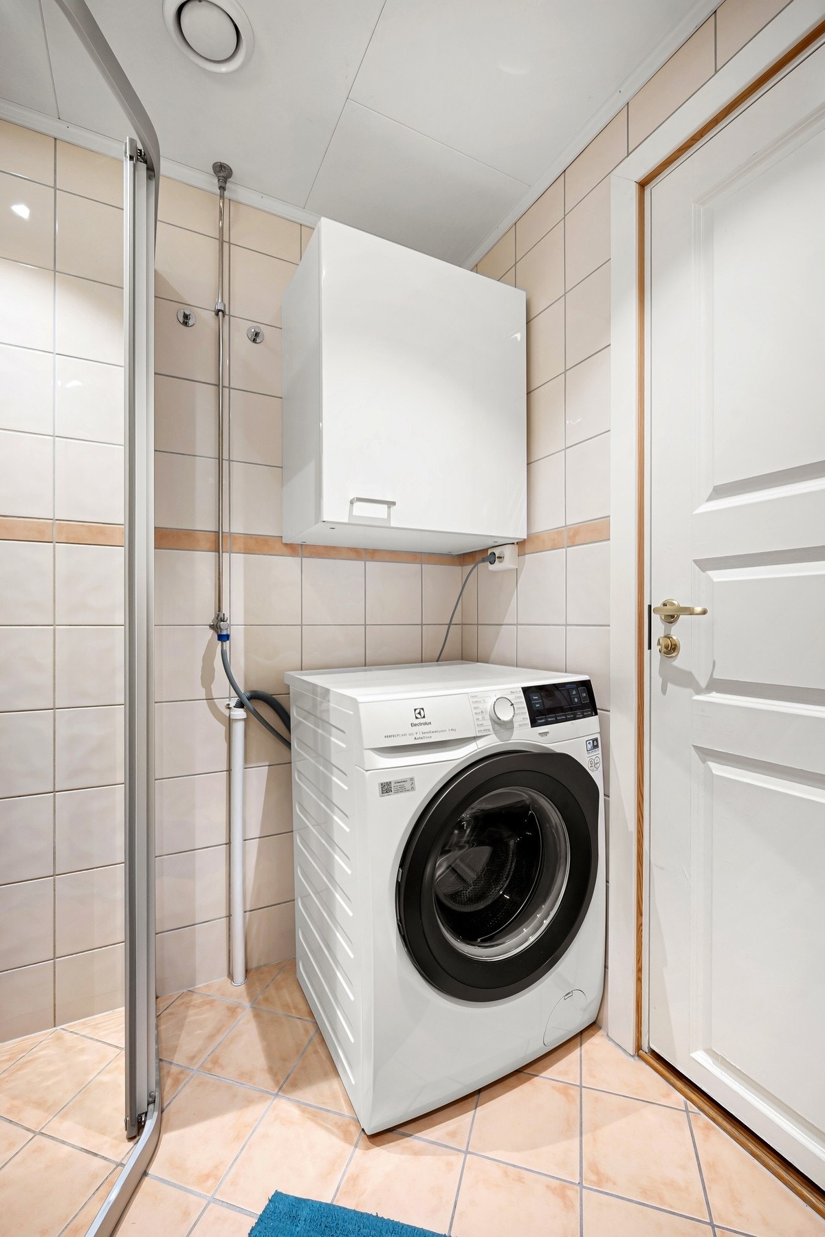 Utstyrt med downlights, elektriske varmekabler, vegghengt toalett, dusjhjørne samt opplegg og plass til vaskemaskin Galleribilde