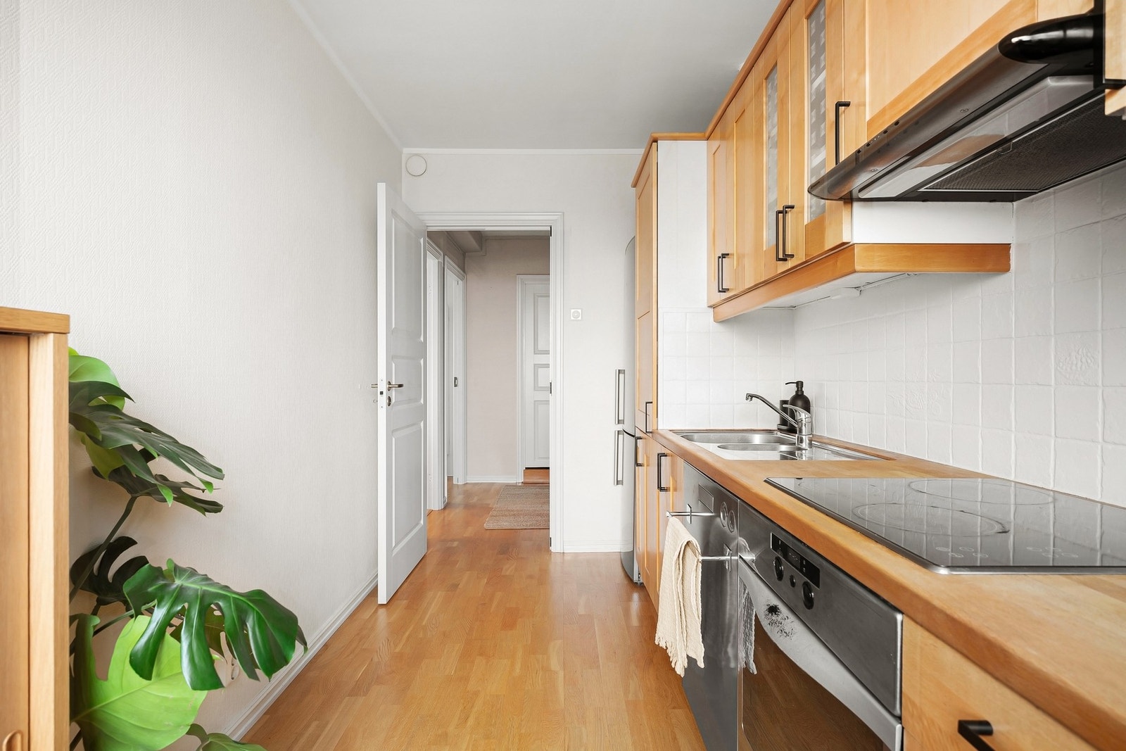 Utstyrt med Integrert platetopp og stekeovn. Opplegg og plass for oppvaskmaskin samt avsatt plass til frittstående
kjøle-/fryseskap Galleribilde