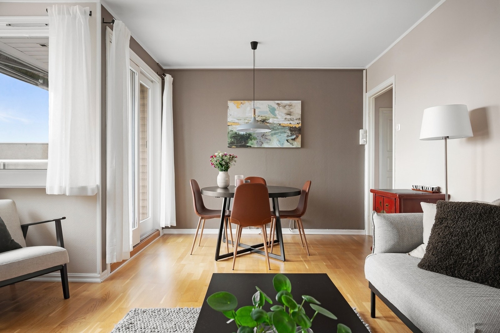 Stuen har store vindusflater med vidstrakt utsikt og som slipper inn godt med dagslys Galleribilde