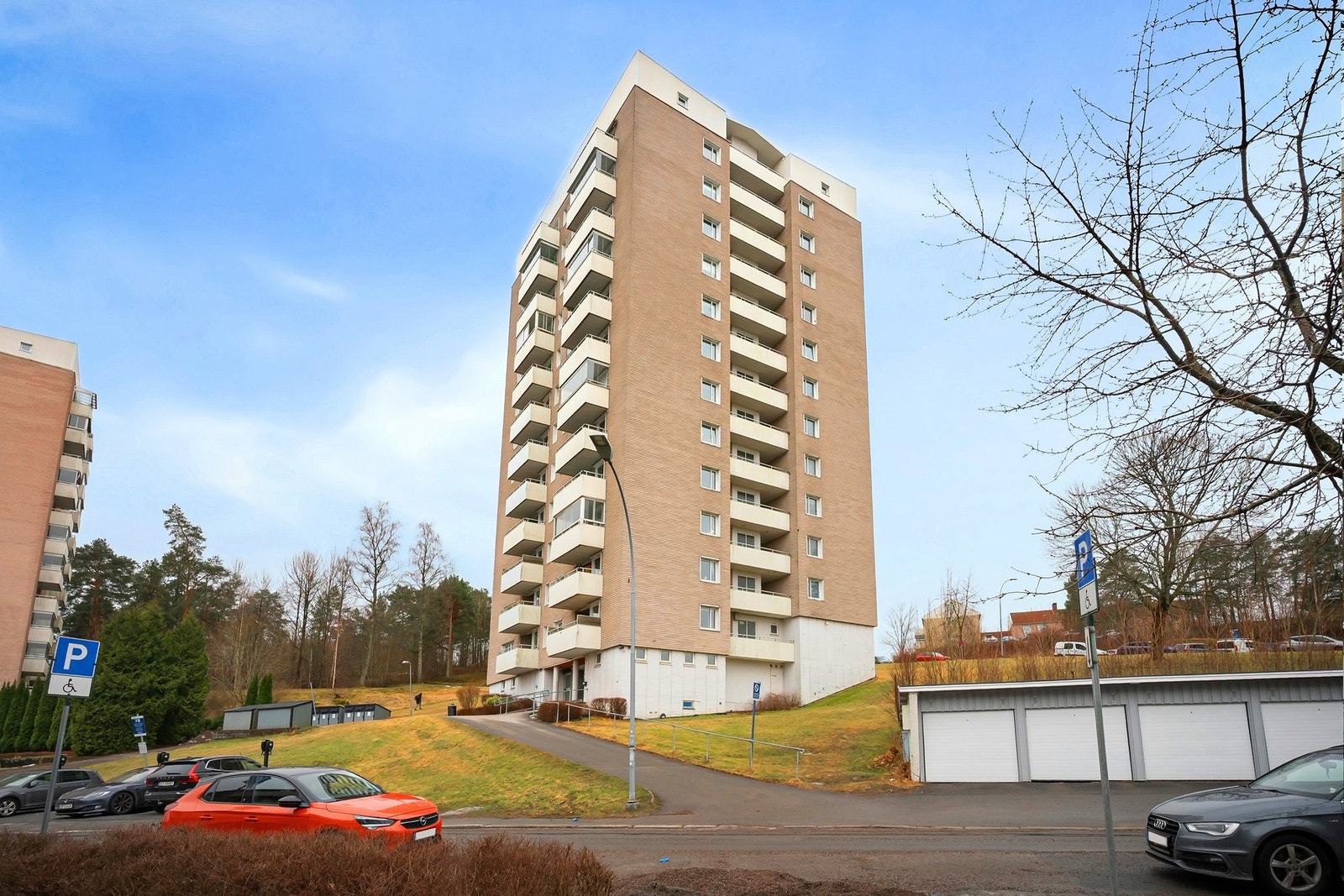 Borettslaget har egne parkeringsplasser til disposisjon for beboere (førstemann-til-mølla prinsippet). For ønske om garasje må dette søkes om til styret Galleribilde