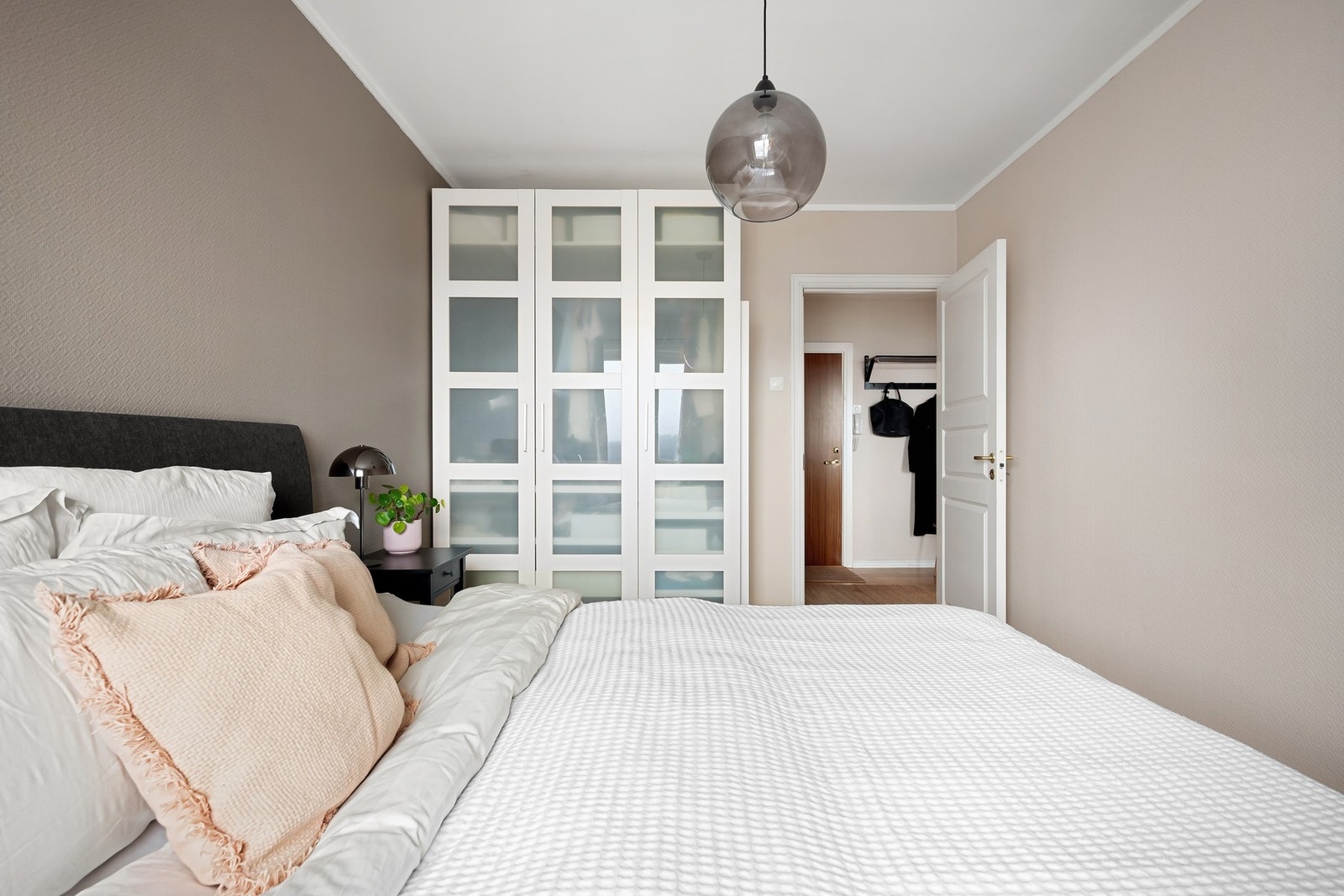 Det er praktisk garderobeskap på soverommet med god plass til ønsket innhold Galleribilde