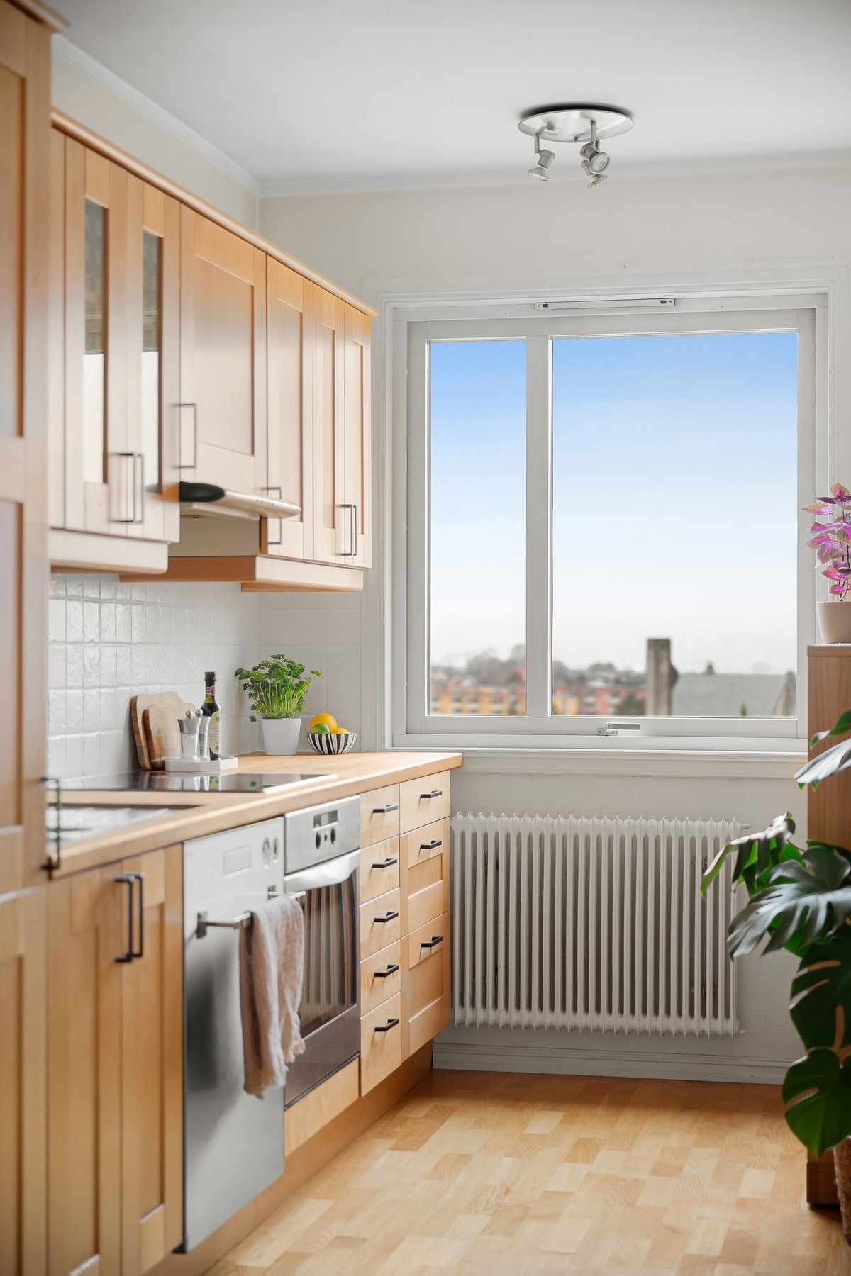 Overlater på kjøkkenet ble malt i 2019. Det ble skiftet håndtak og malt fliser over kjøkkenbenken i 2025 Galleribilde