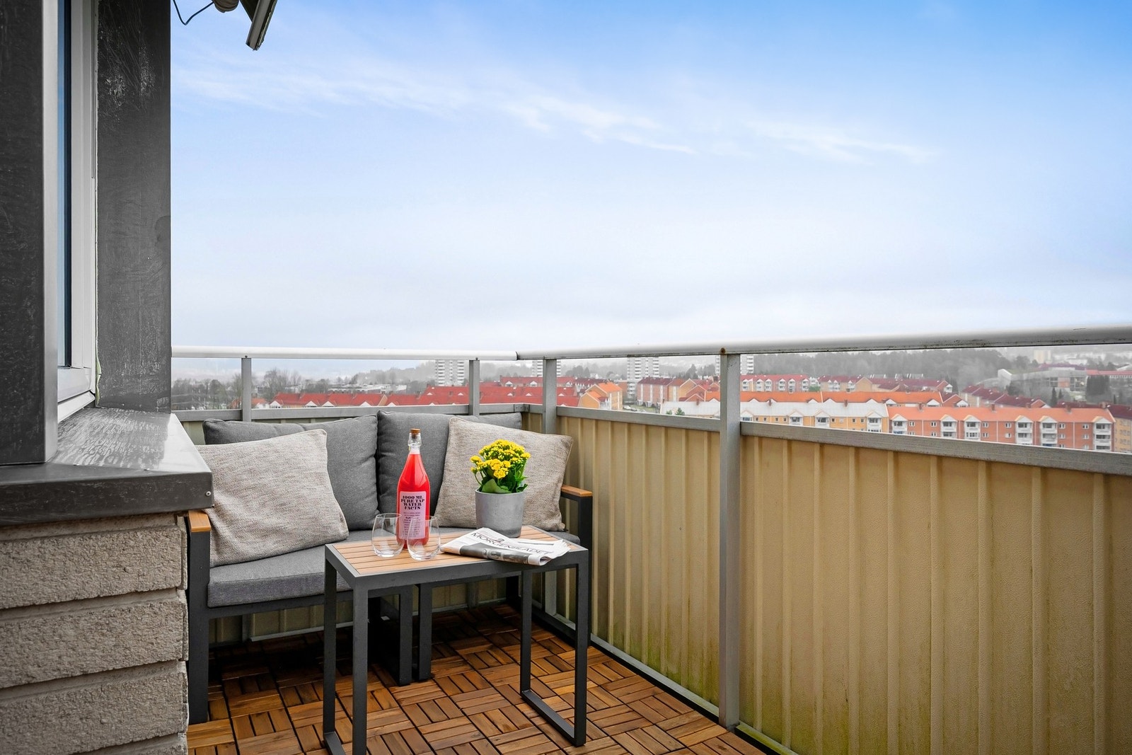 Det ble lagt trefliser på balkongen i 2025 Galleribilde