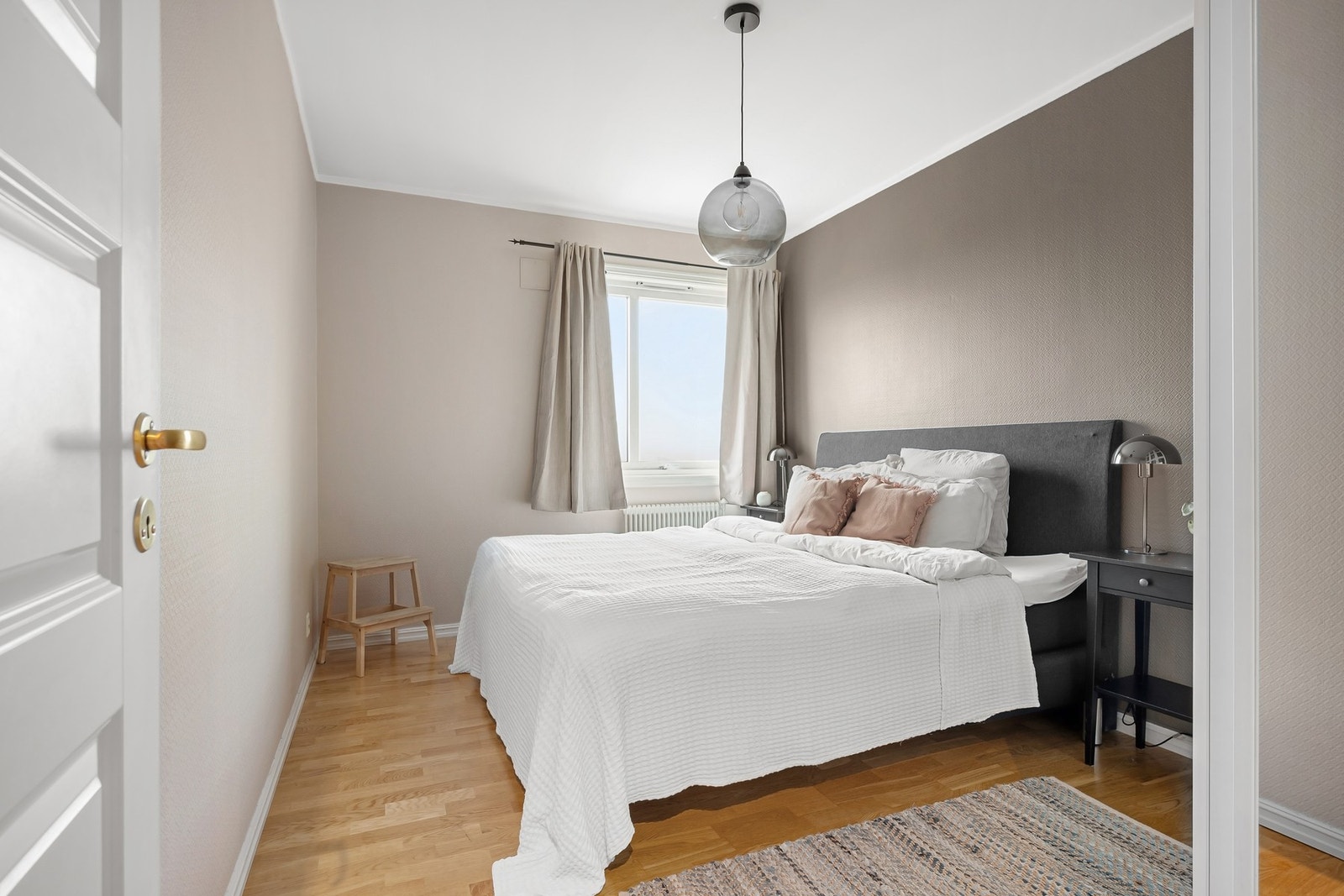 Stort soverom med god plass til dobbeltseng og ønsket møblement Galleribilde