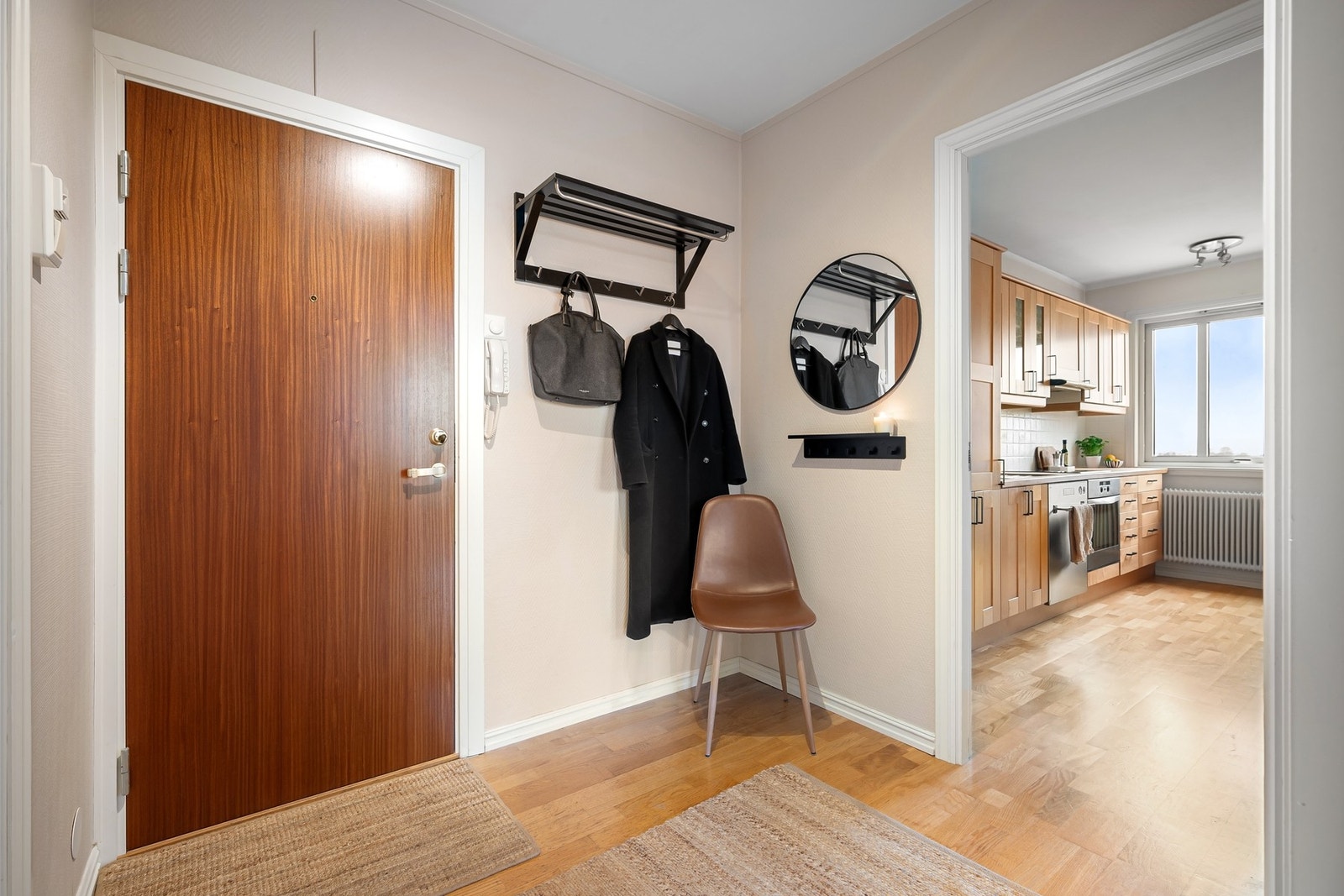 Hyggelig entré som tar deg videre til leilighetens øvrige rom Galleribilde