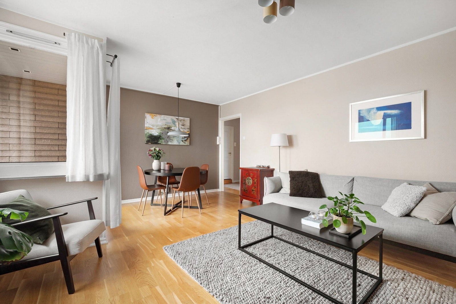 Stue med god plass til sofagruppe og spisebord Galleribilde