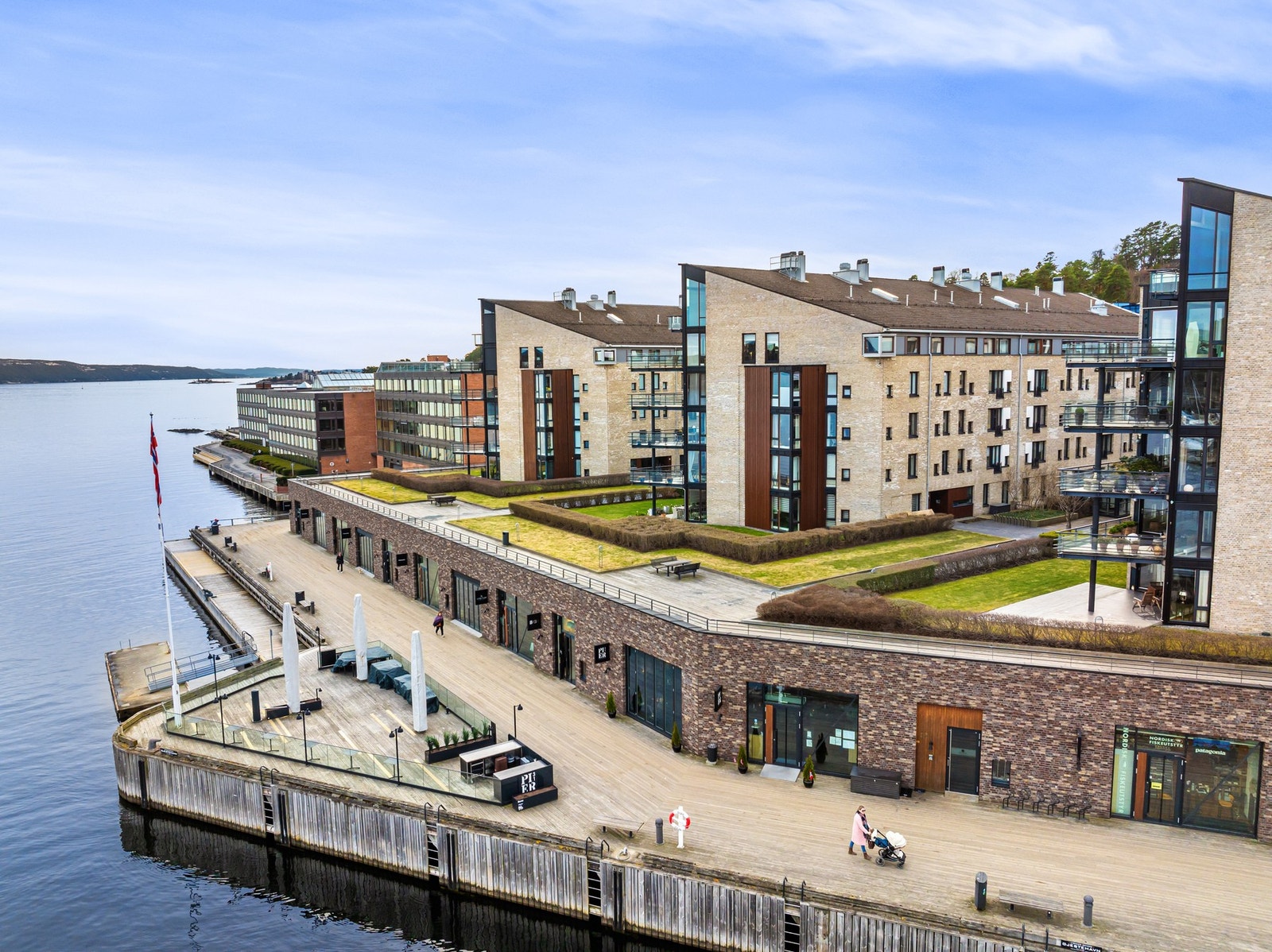 Lysaker Brygge har en svært attraktiv og sjønær beliggenhet på Lysaker, med en harmonisk kombinasjon av maritime omgivelser, grønne rekreasjonsområder og enkel tilgang til byens fasiliteter. Galleribilde