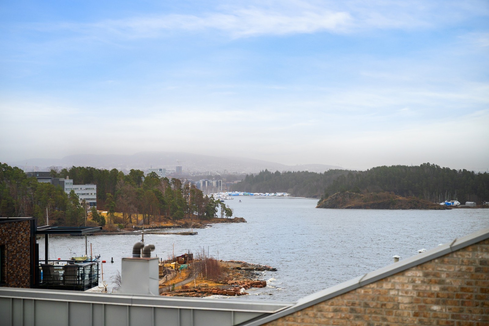 Fra takterrassen har man idyllisk sjøutsikt, og fantastiske solforhold. Galleribilde