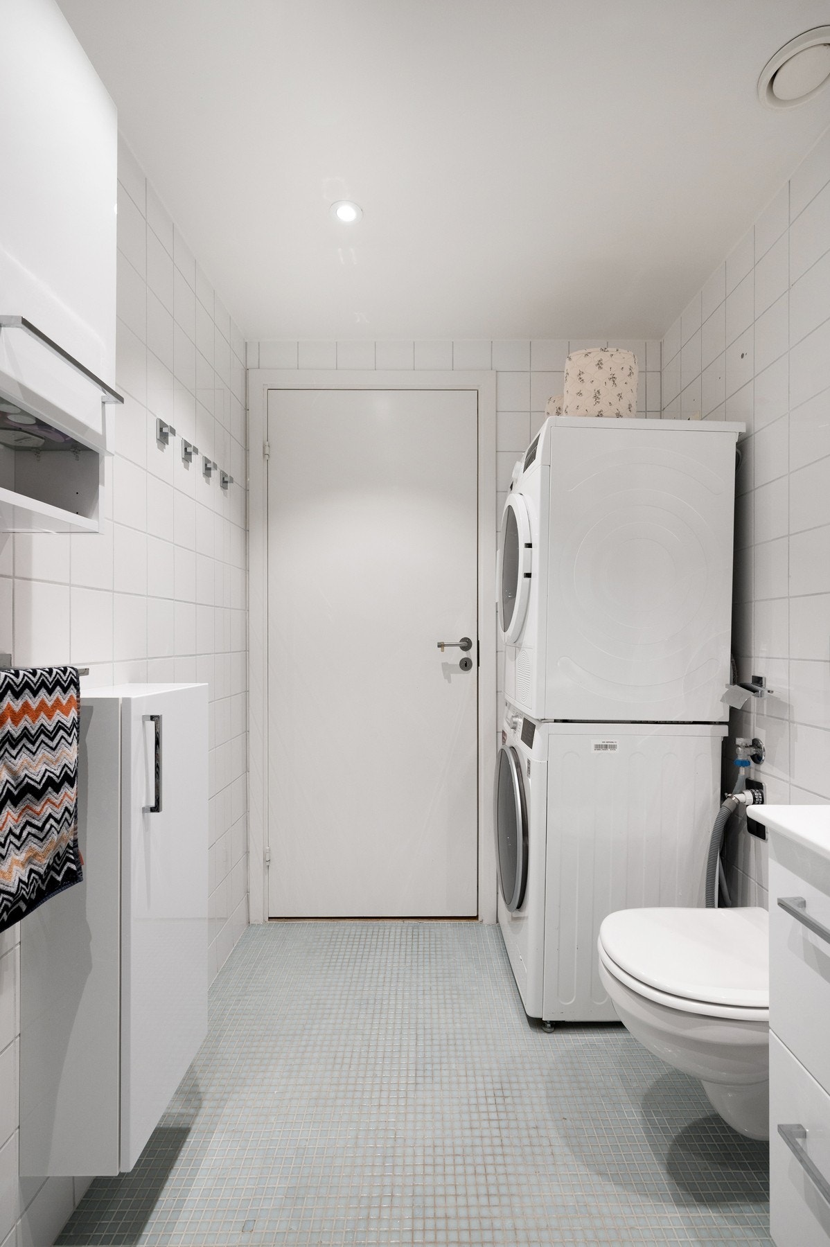 På badet er det også praktisk opplegg til vaskemaskin. Videre har badet har innmurt badekar. Galleribilde