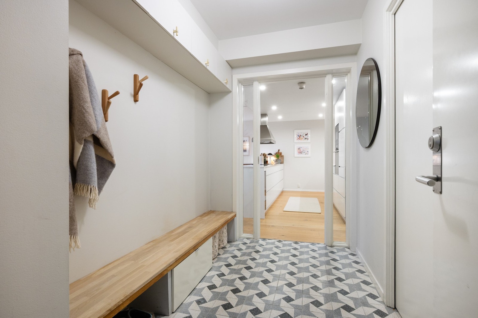 Leiligheten ligger i byggets 1.etasje, og har en innbydende og romslig flislagt entré med god plass til oppbevaring av yttertøy, samt omkledningsrom tilknyttet entréen. Galleribilde