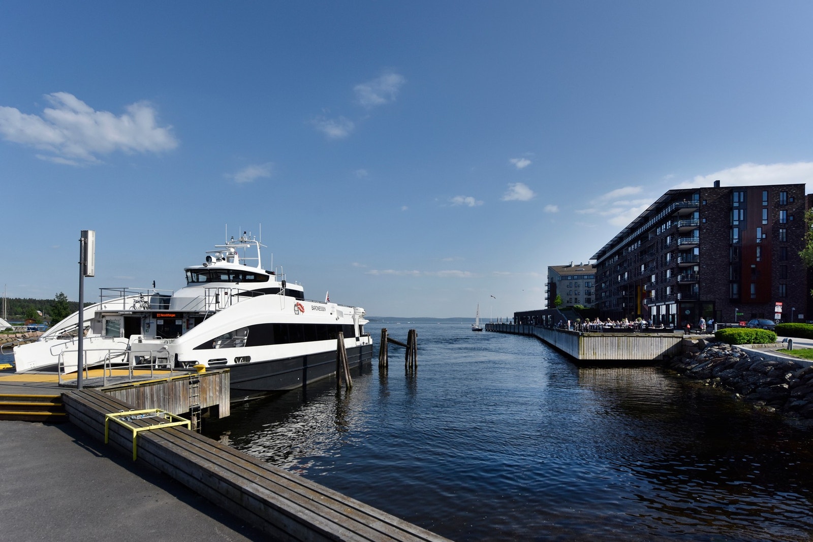 Fra bryggeområdet går det også båttransport morgen og ettermiddag via Nesoddtangen til Aker Brygge, noe som gir en både praktisk og naturskjønn pendlemulighet til sentrum. Galleribilde