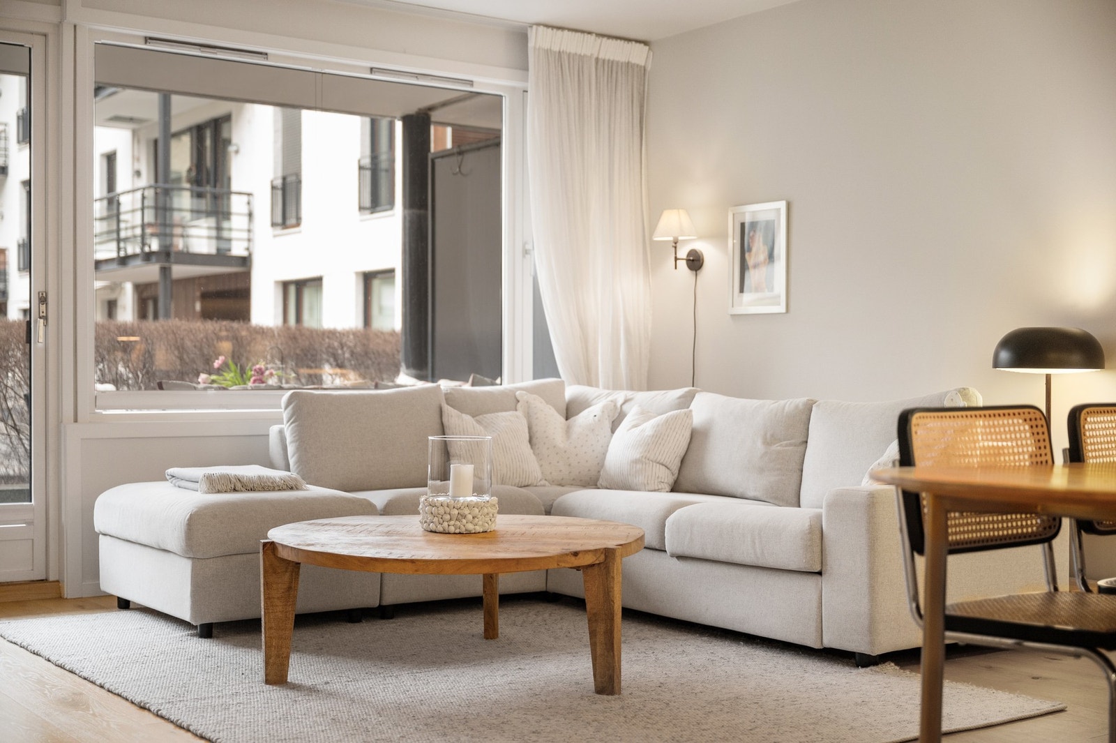 Fra stuen er det utgang til boligens nydelig uteplass. Galleribilde