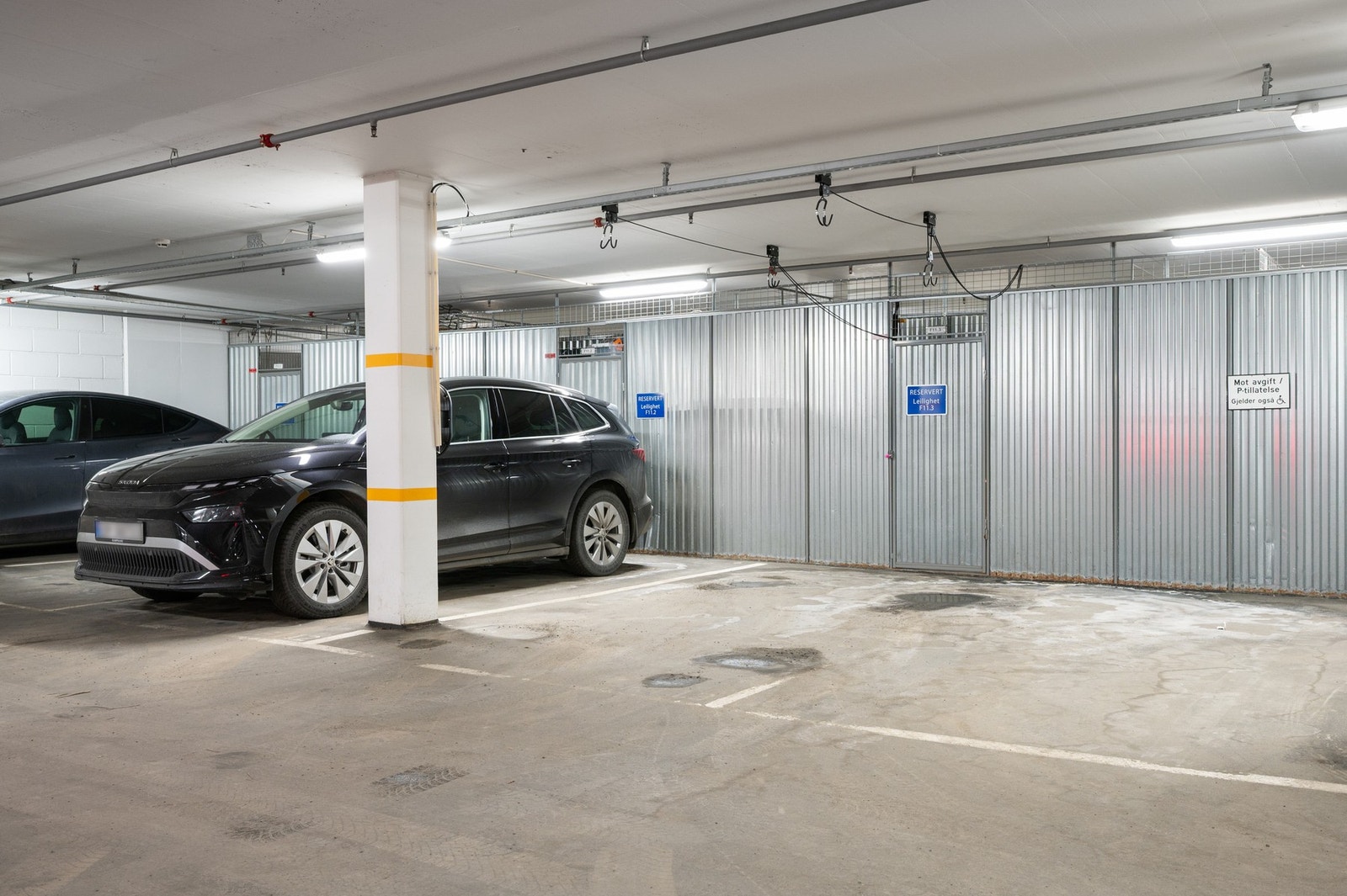 Det medfølger 1 parkeringsplass i felles garasjekjeller, plass nr. F11. 3 med el-billader. Garasjeplass er tinglyst som tilleggsareal. Galleribilde
