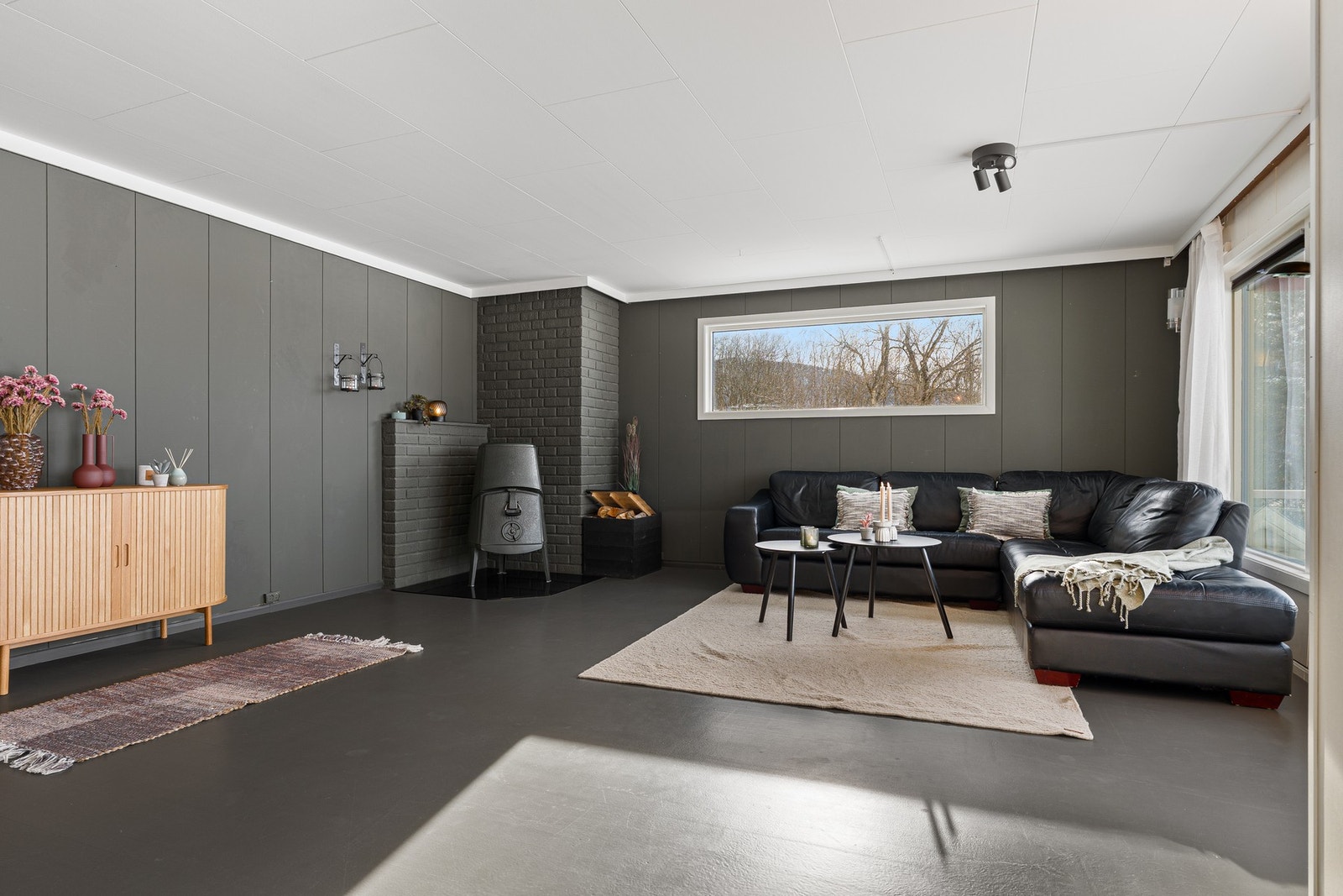Gode møbleringsmuligheter i den romslige stua. Galleribilde
