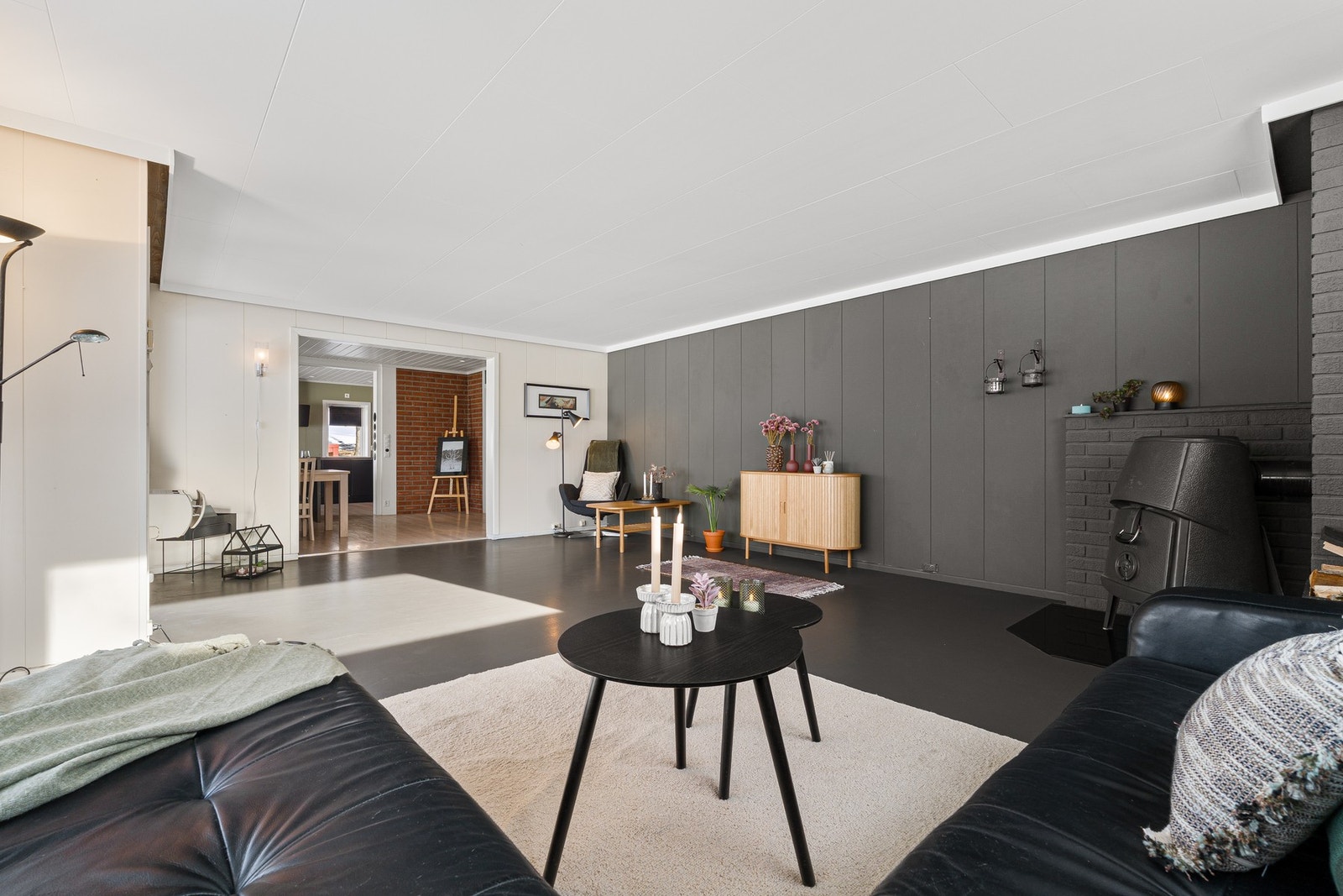 Vedovnen i stua bidrar til en hyggelig atmosfære. Galleribilde