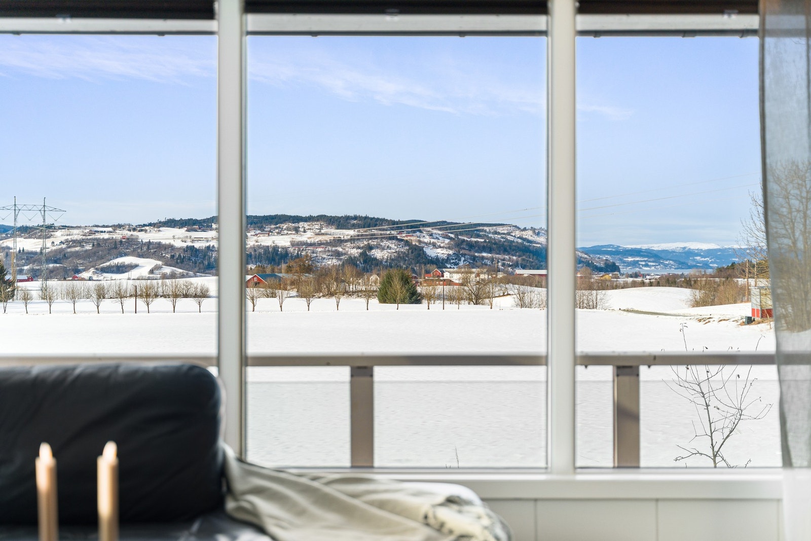 Fra stua har man nydelig utsikt over jordene. Galleribilde