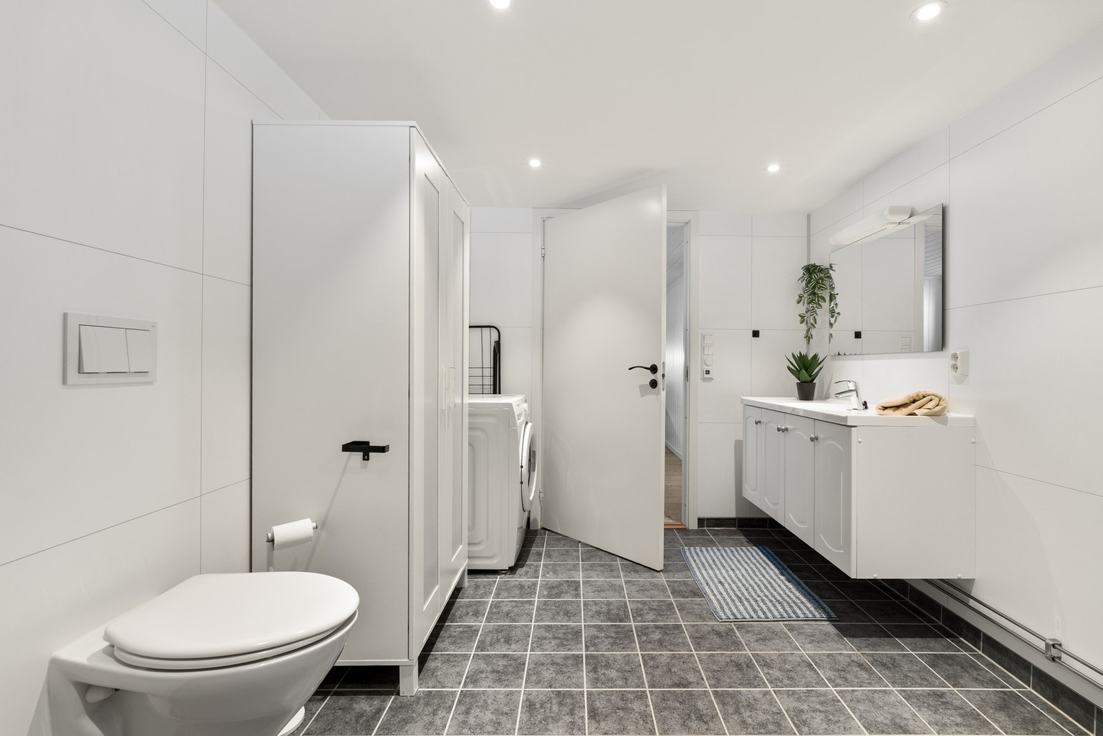 Badet er oppgradert i senere tid og er utstyrt med blant annet vegghengt toalett, dusjkabinett, servantskap og opplegg for vaskemaskin. Galleribilde