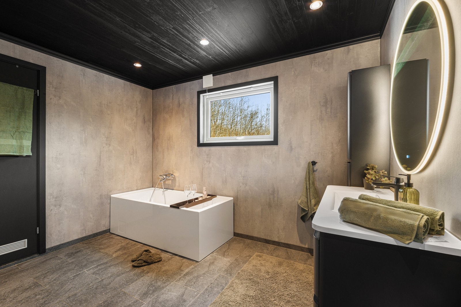 Badet er innredet med servantskap, høyskap og badekar med dusj. Det er også opplegg for vaskemaskin på badet. Galleribilde