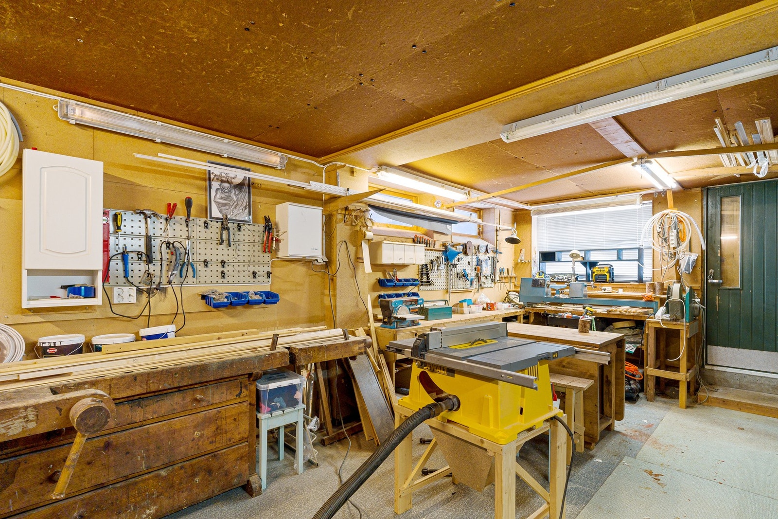 Verksted/snekkerbod i kjelleren med egen inngang. Galleribilde