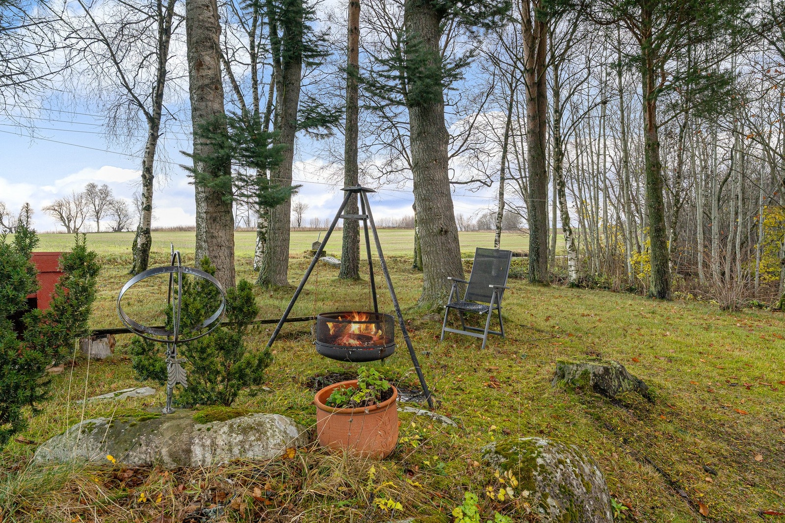 Man har godt med boltringsplass på eiendommen til å lage seg hyggelige uteområder. Galleribilde