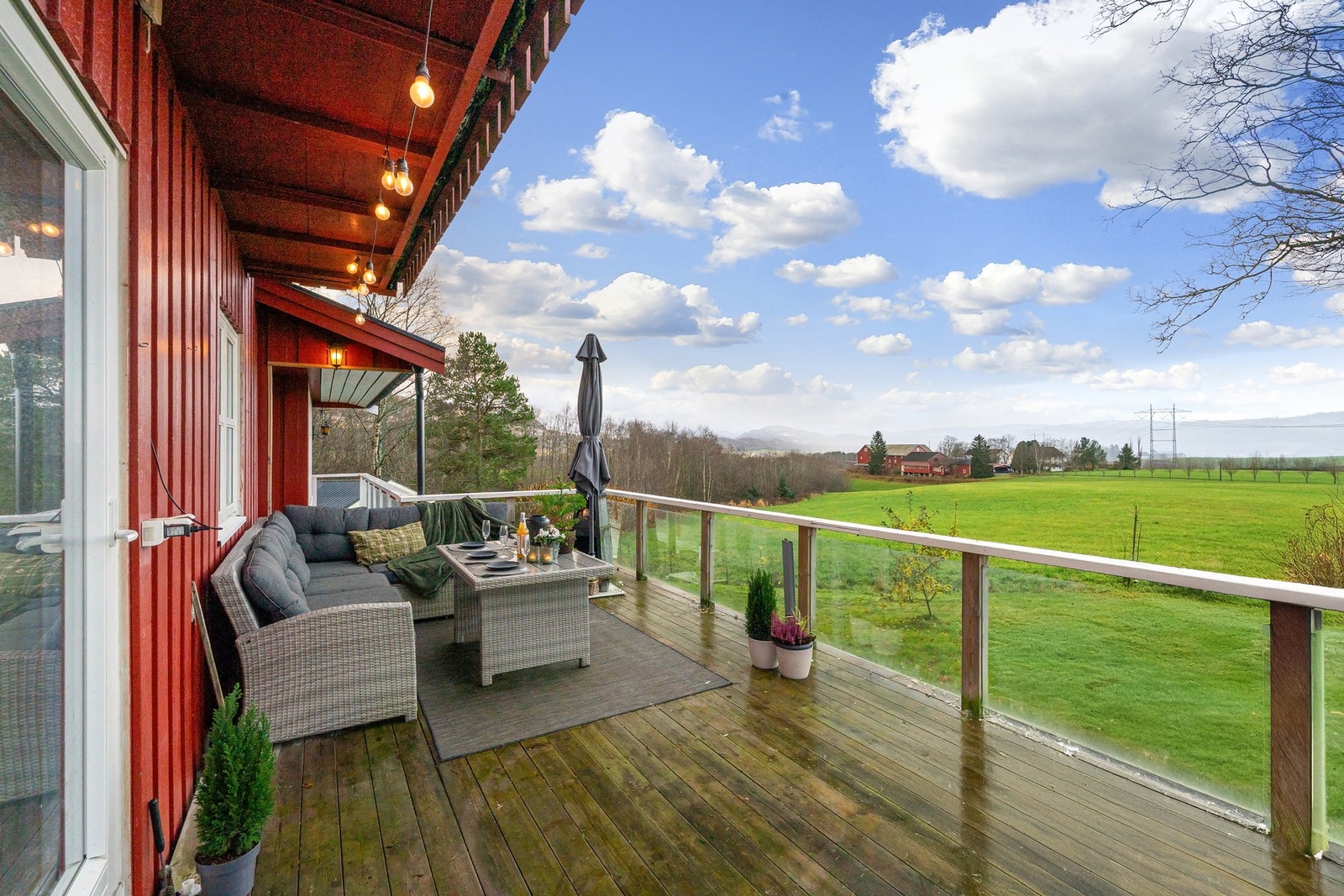 Vestvendt terrasse med gode solforhold. Galleribilde