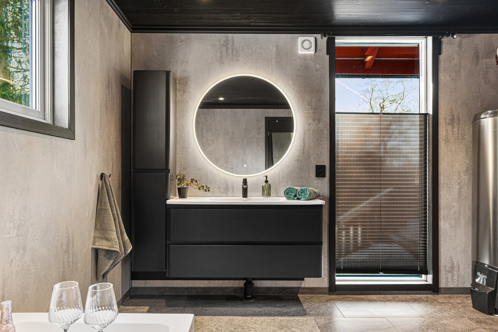 Fra badet har man også tilgang til eget praktisk vaskerom. Galleribilde