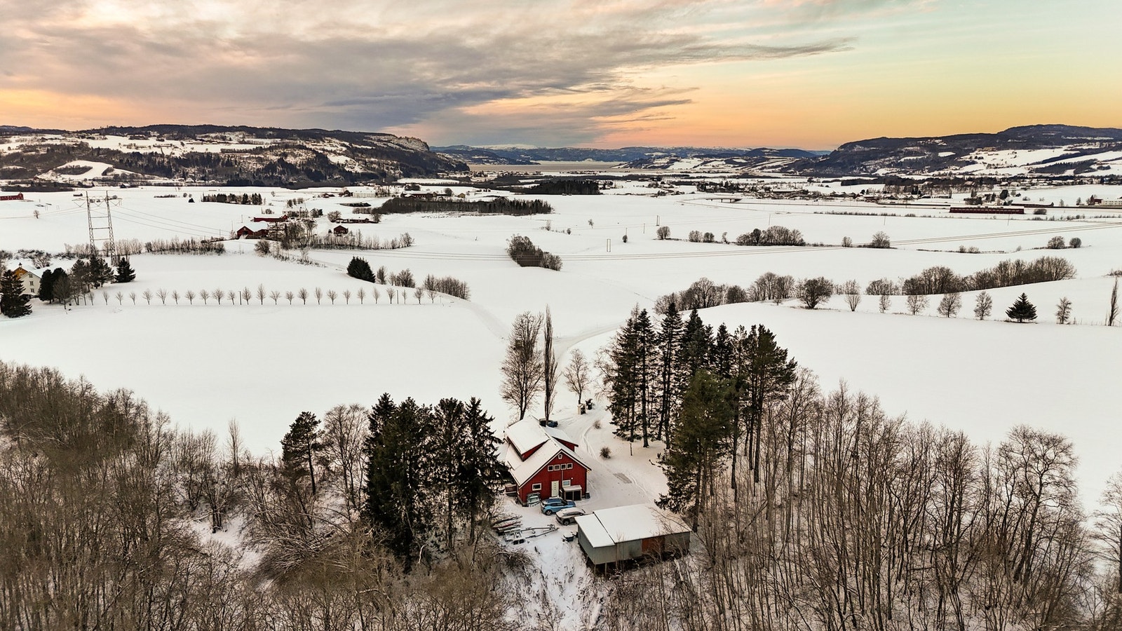 EiendomsMegler1 v/ Marthe Frantzen har gleden av å presentere Røddevegen 270! Galleribilde