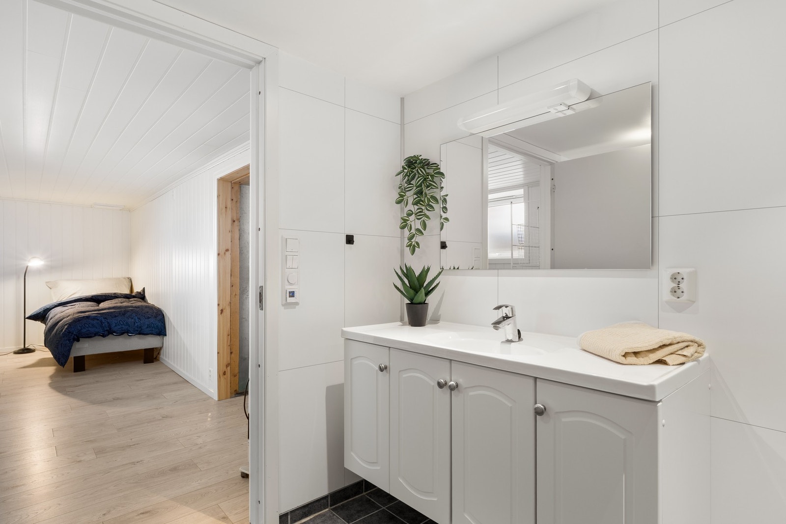 Man har tilgang til badet fra rommet som brukes som soverom. Galleribilde