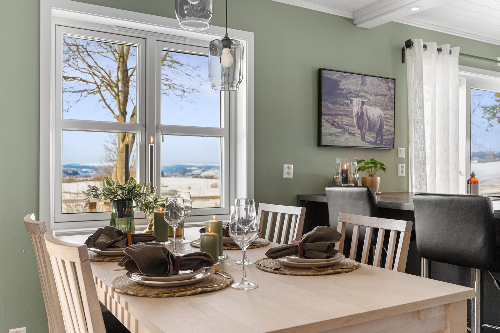 Spiseplassen finner sin naturlige plass i rommet mellom stua og kjøkkenet. Galleribilde