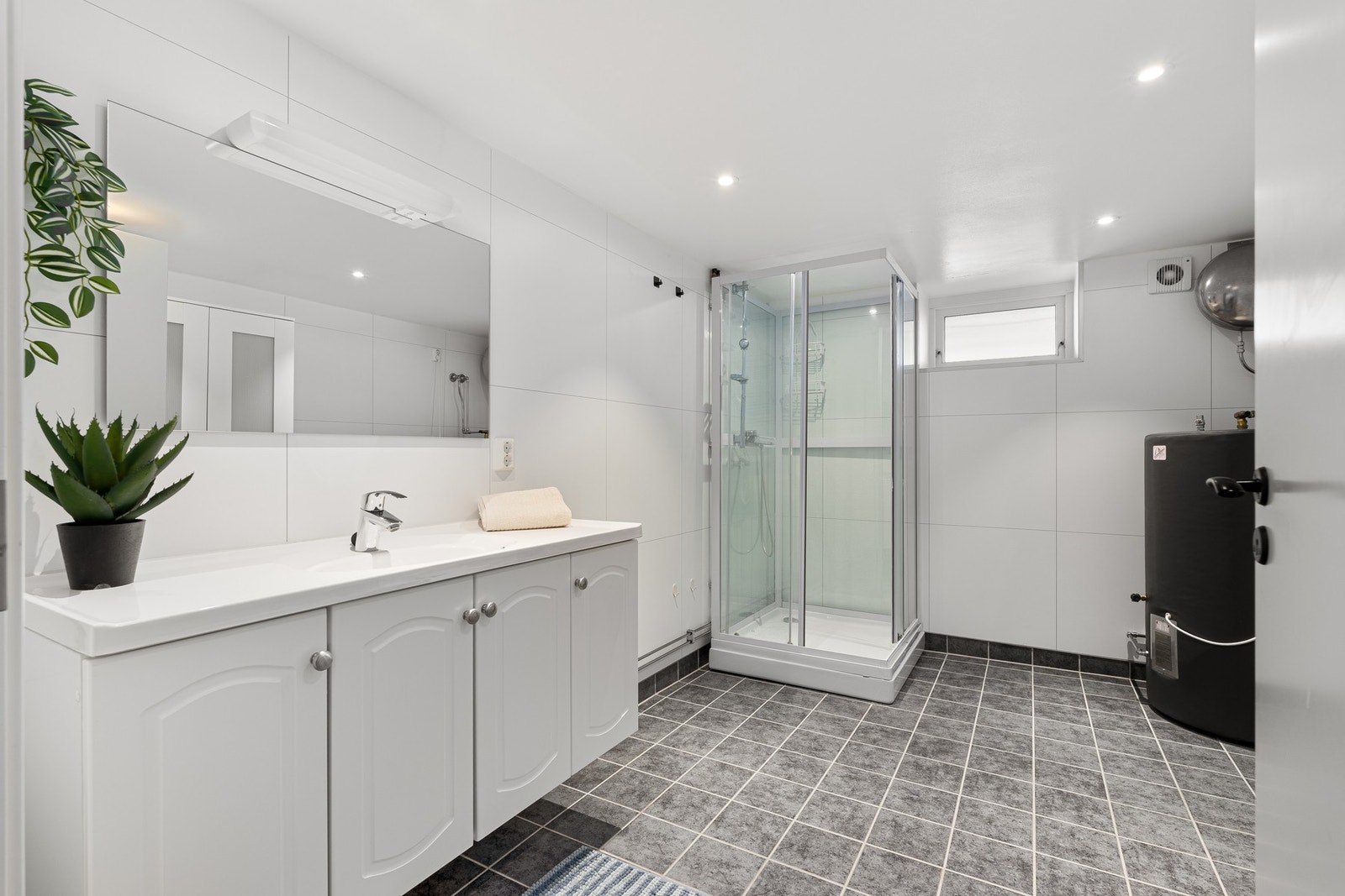 Lyst og pent bad i sokkeletasjen. Galleribilde