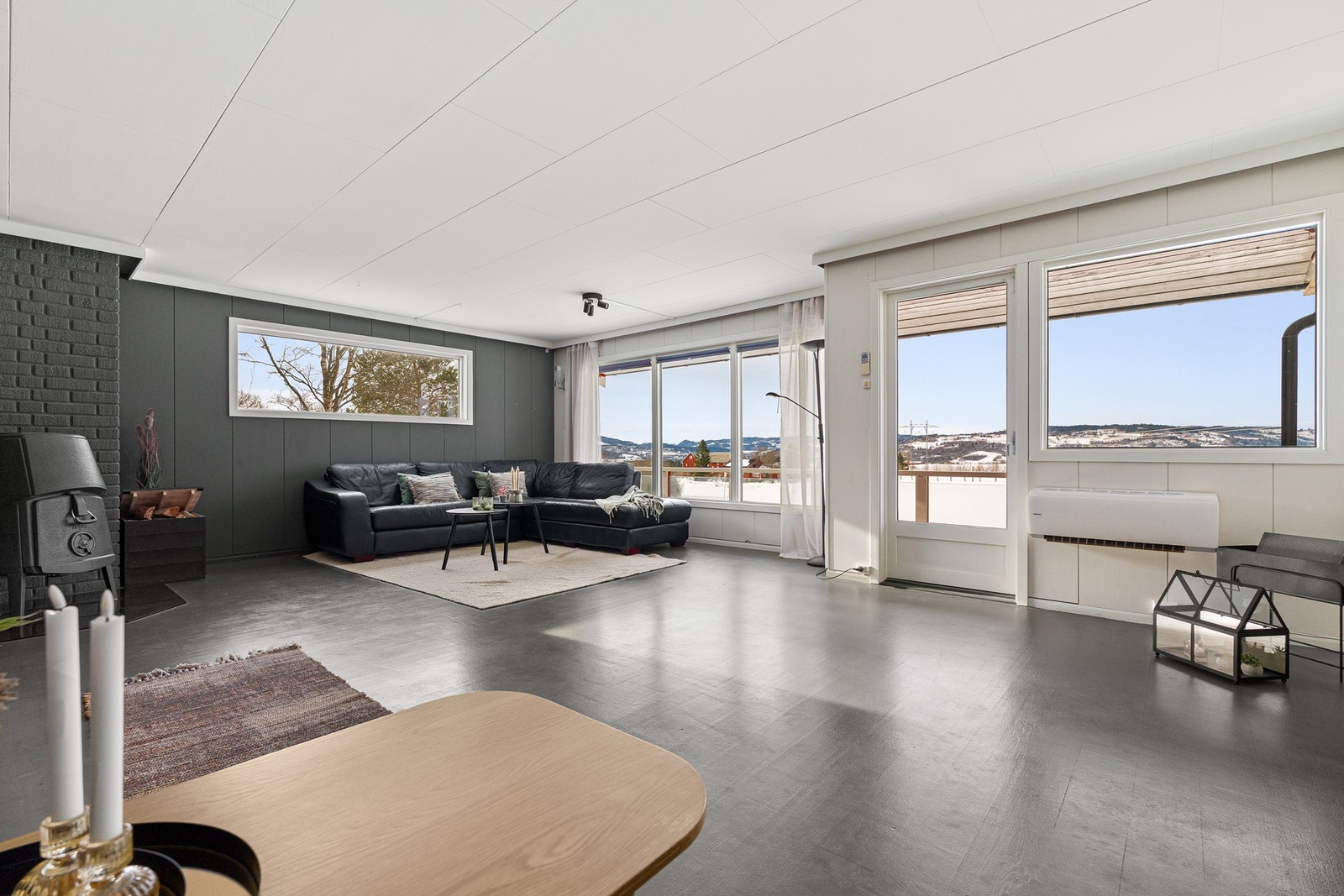 Boligen har store vindusflater som gir rikelig med naturlig lysinnslipp. Galleribilde