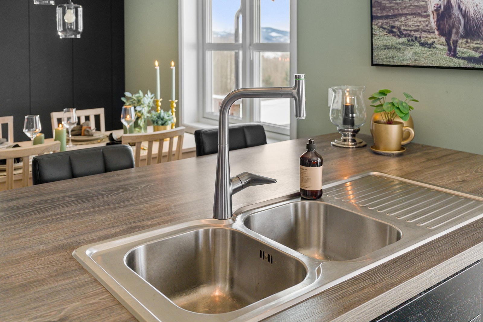 Kjøkkenet er praktisk innredet med dobbel oppvaskkum. Galleribilde