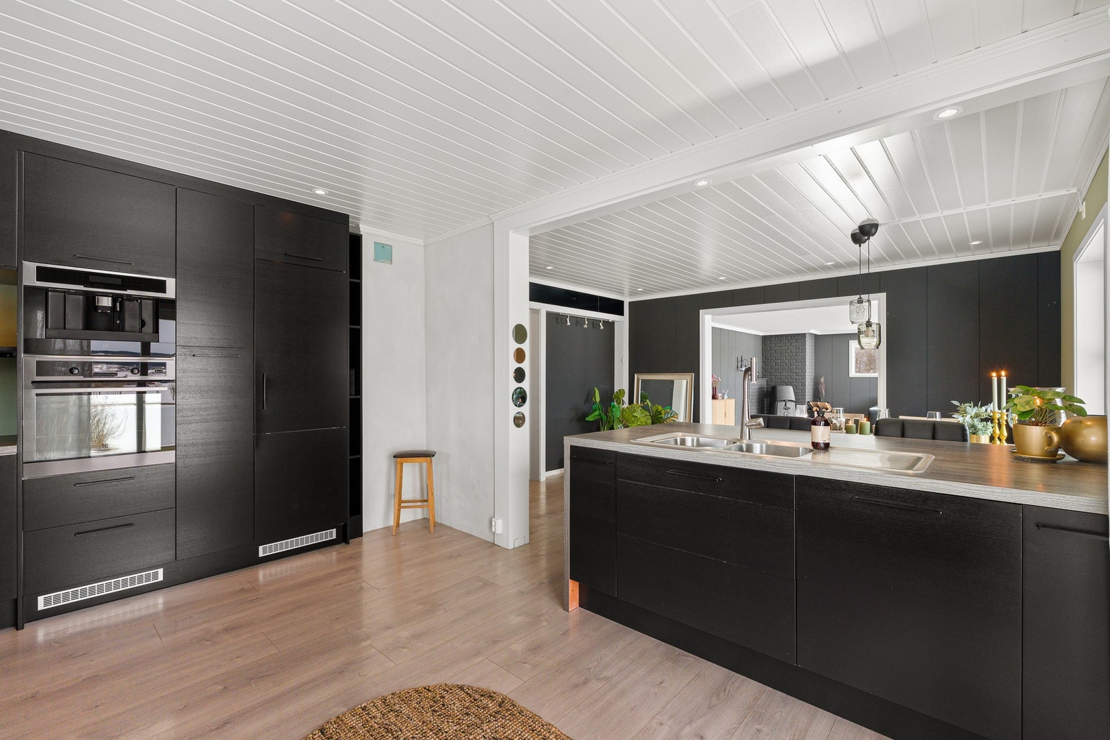 Kjøkkenet er utstyrt med blant annet integrert kaffemaskin. Galleribilde