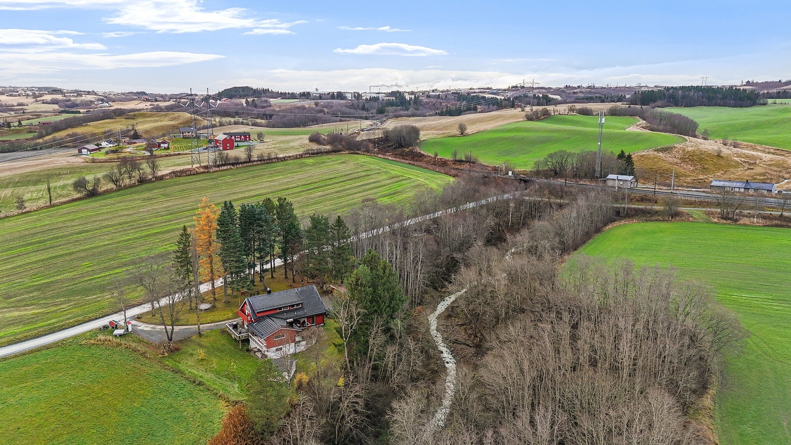 Det ble byttet vindusglass på vinduer i 1. etasje samt alle vinduer i 2. etasje er byttet fra 2012-2019. Galleribilde