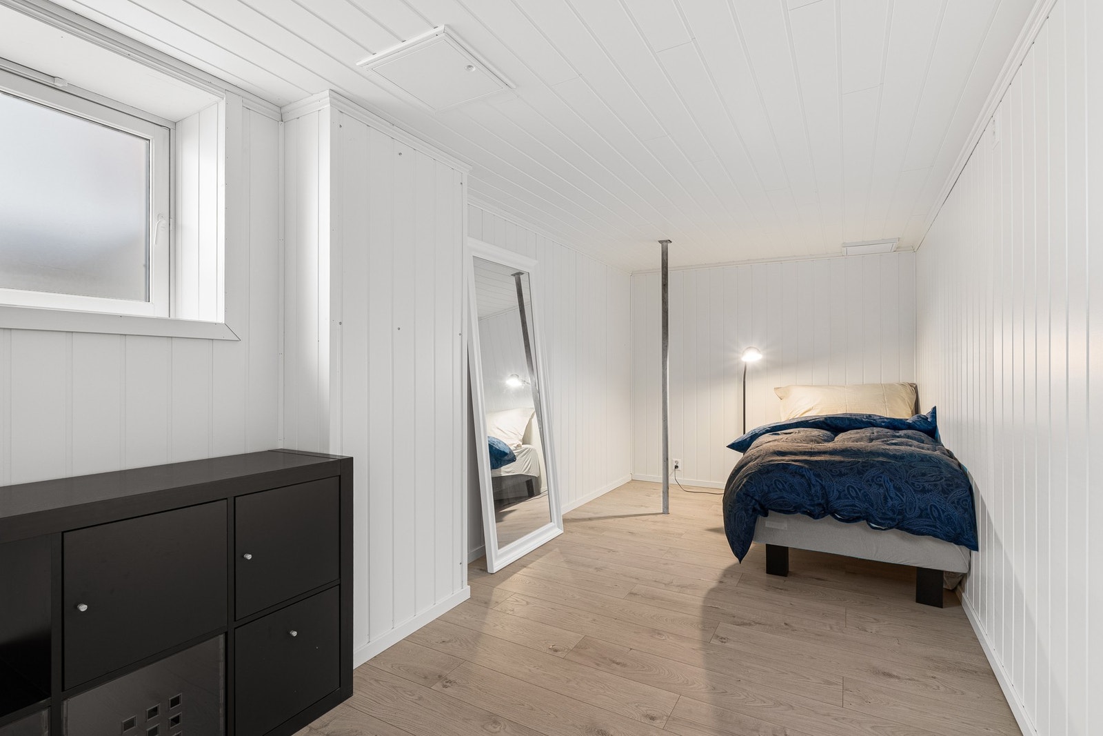 Rom i sokkeletasjen brukt som soverom. Galleribilde