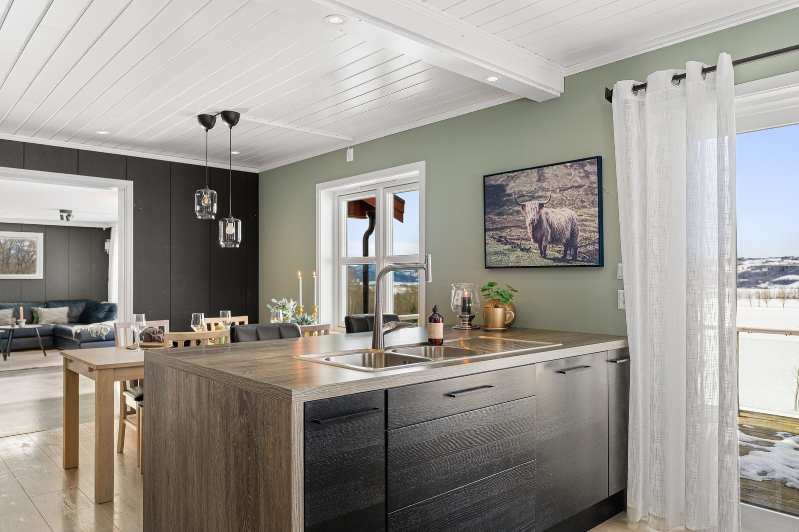 Kjøkkenøya fungerer som en sosial og fin arbeidssone i tilknytning til spiseplassen. Galleribilde