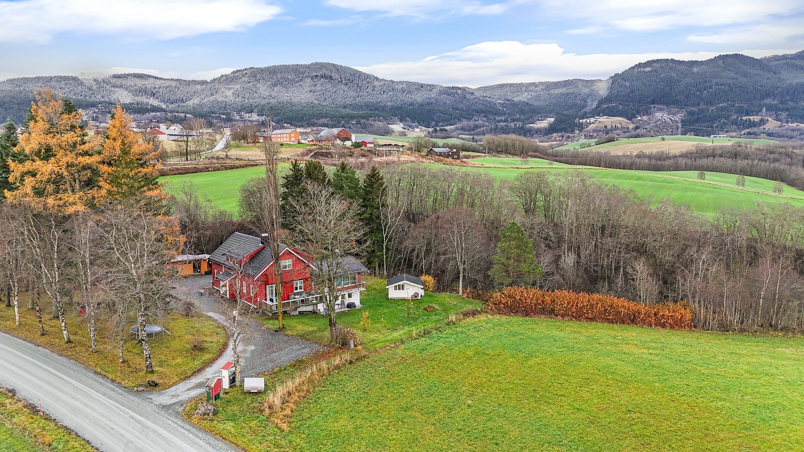 På østsiden av huset har man garasje med plass til 3 biler samt mye gode lagringsmuligheter. Galleribilde
