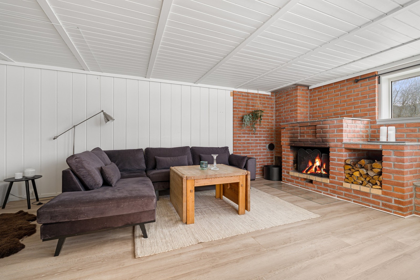 Velkommen ned i rommet som blir brukt som kjellerstue. Galleribilde