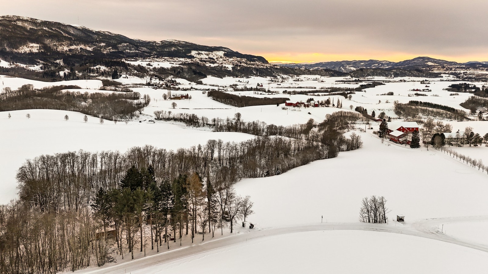 Leinstrand/Rødde er et tettsted ca. 15 minutter fra Trondheim. Her bor man i landlige og naturskjønne omgivelser med gode rekreasjonsmuligheter. Galleribilde